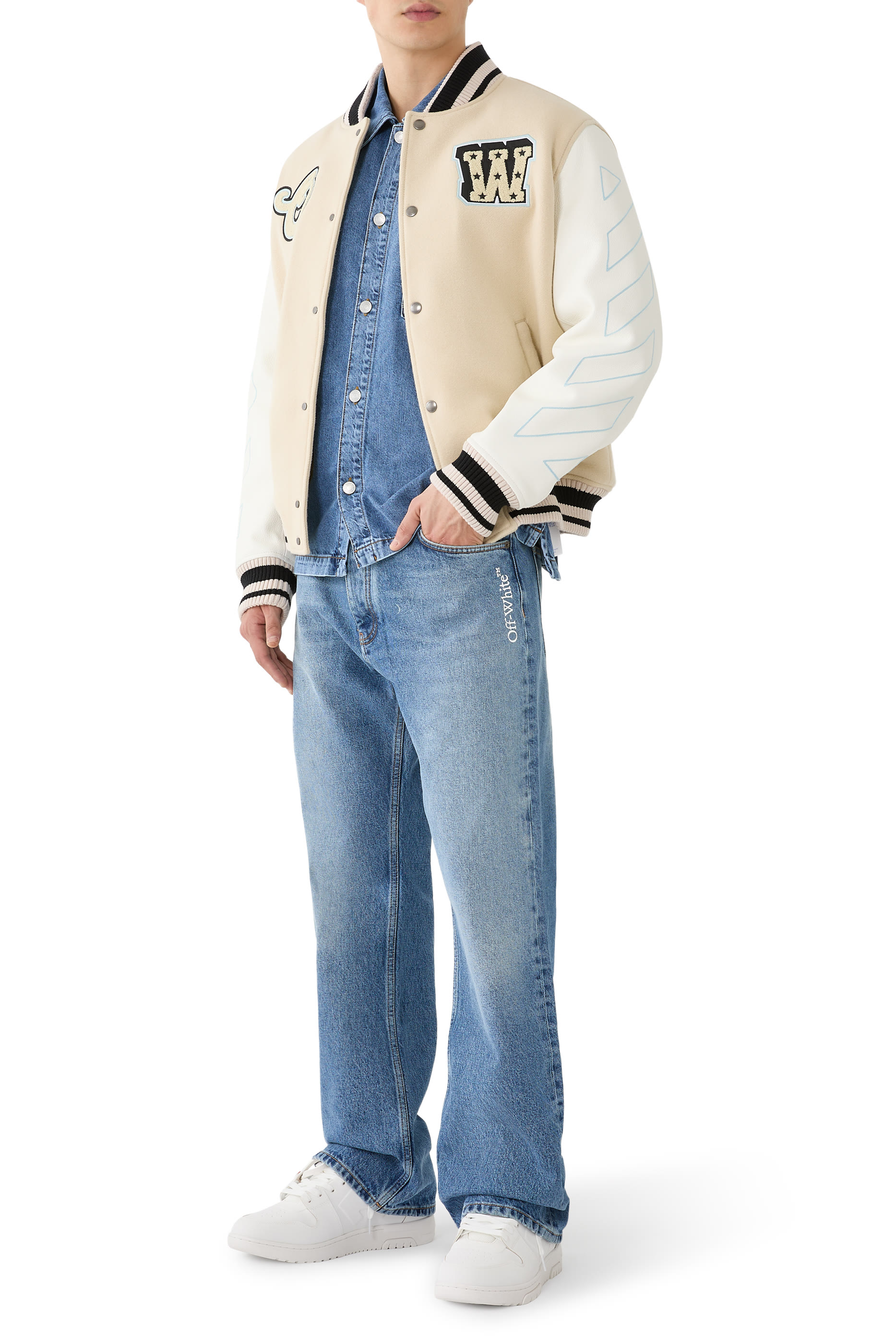 بنطال جينز بقصة ضيقة مريحة مزين بسهم صغير