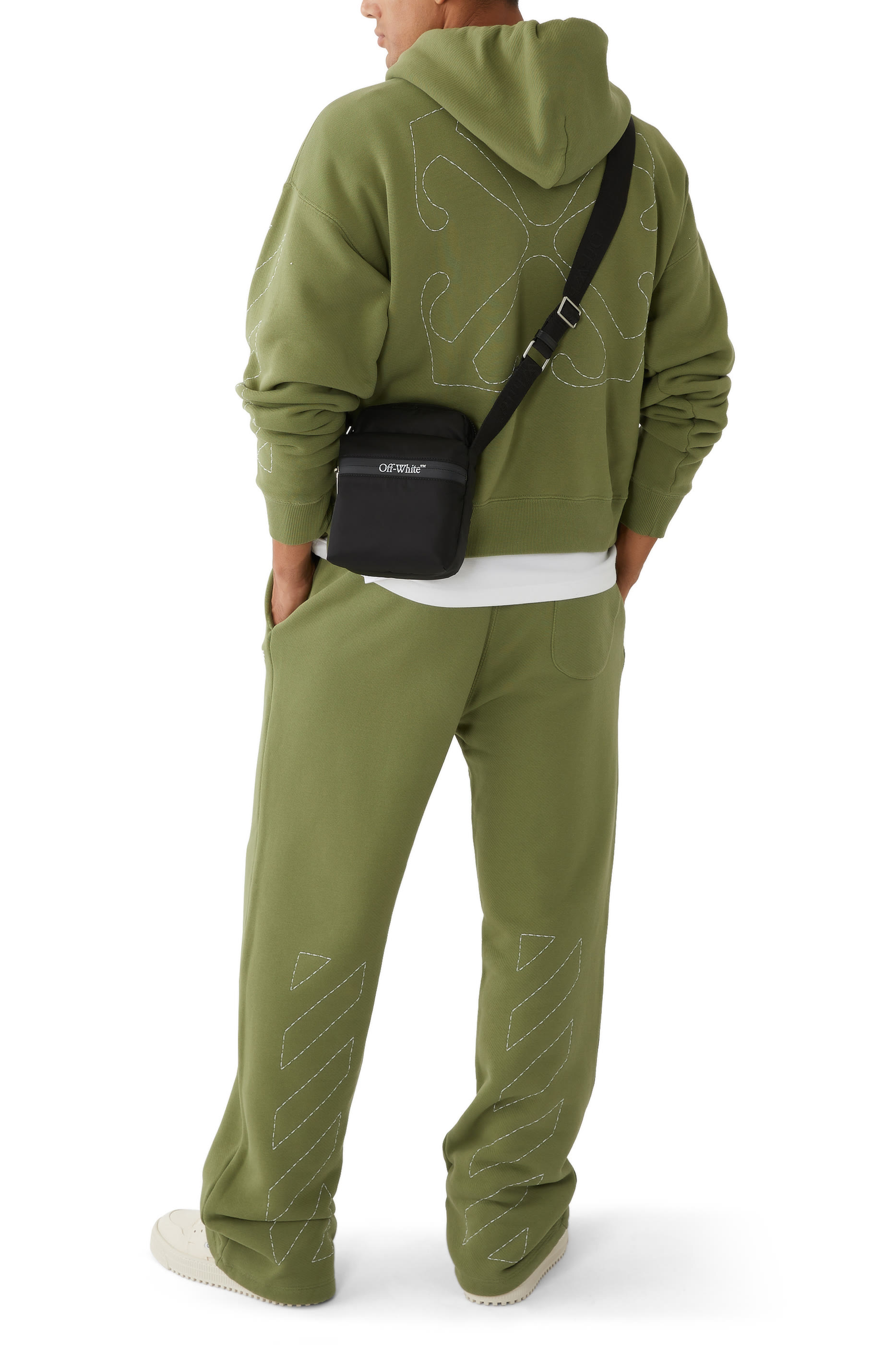 سويت شيرت بتفاصيل شعار الماركة