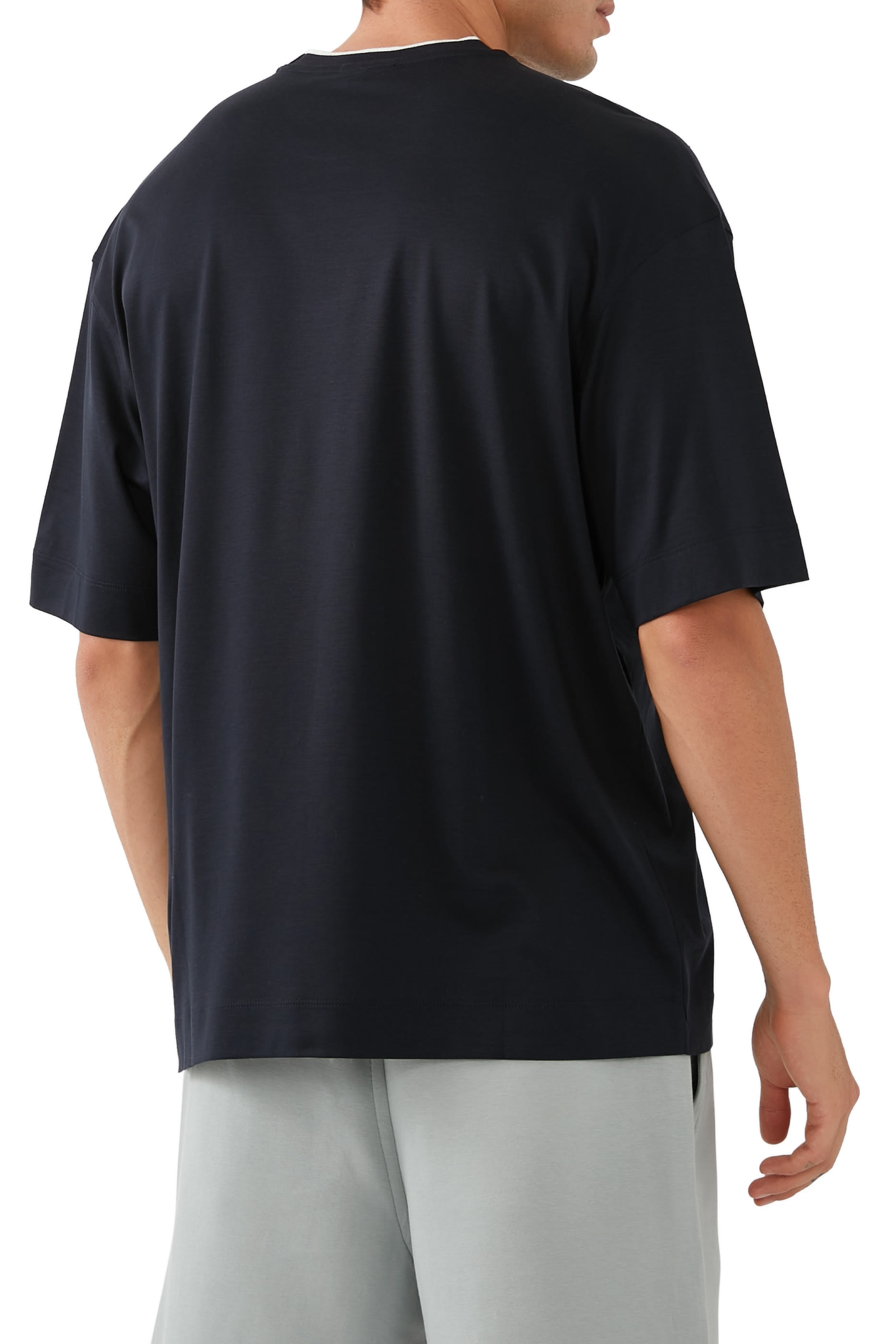 تيشيرت بياقة ضيقة بشعار الماركة