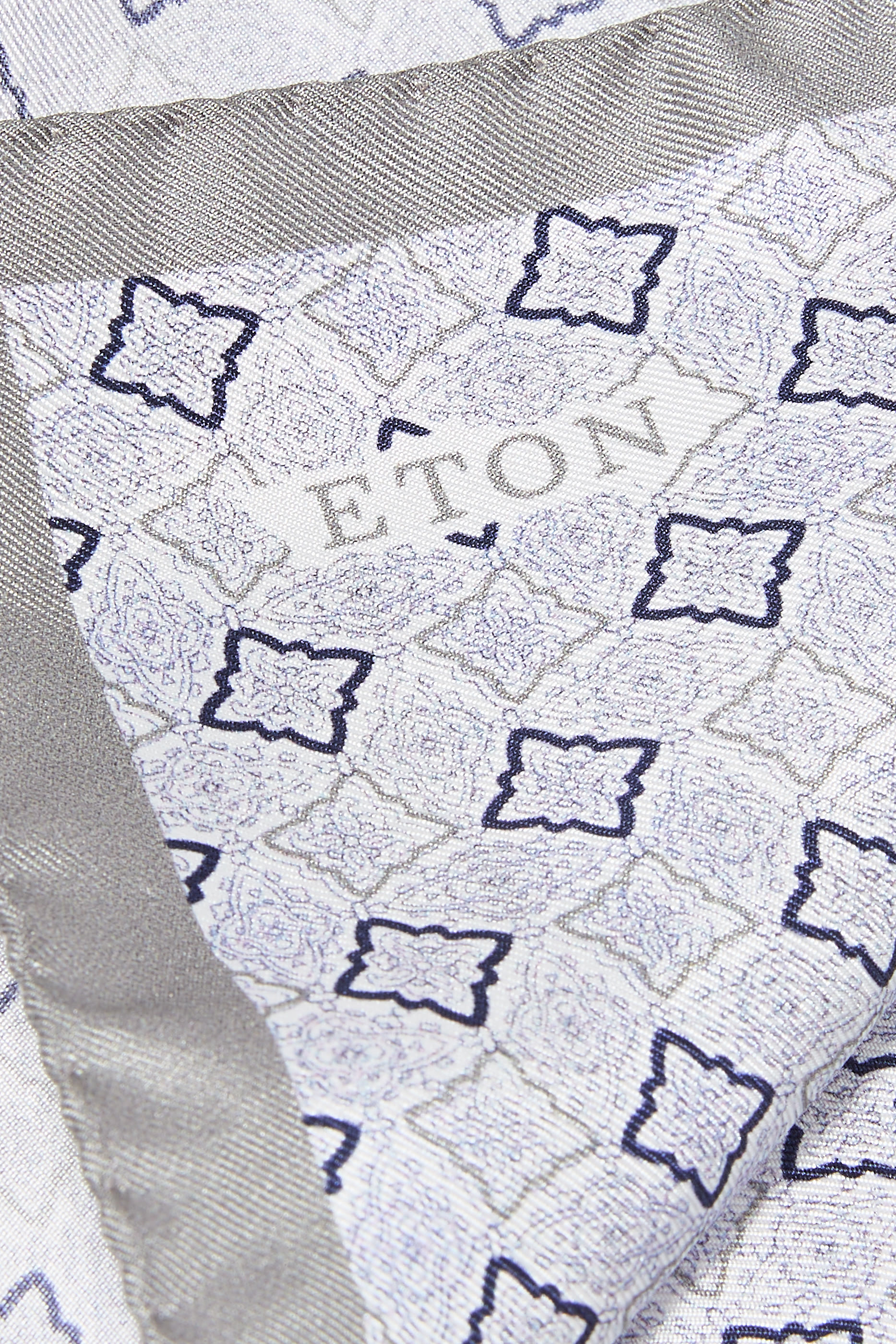 منديل جيب مزين بنقشة حرير