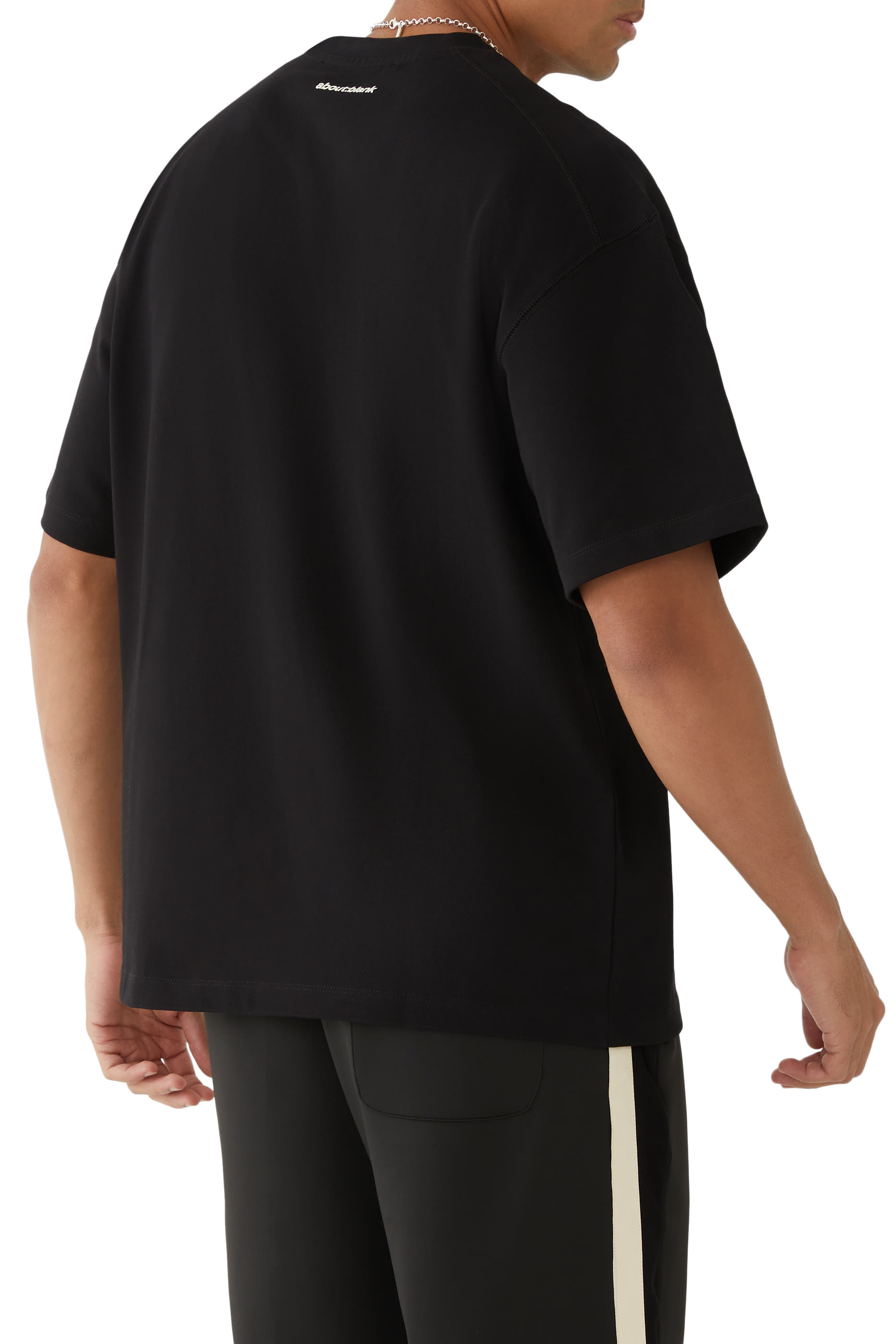 تيشيرت بنقشة بحروف شعار الماركة