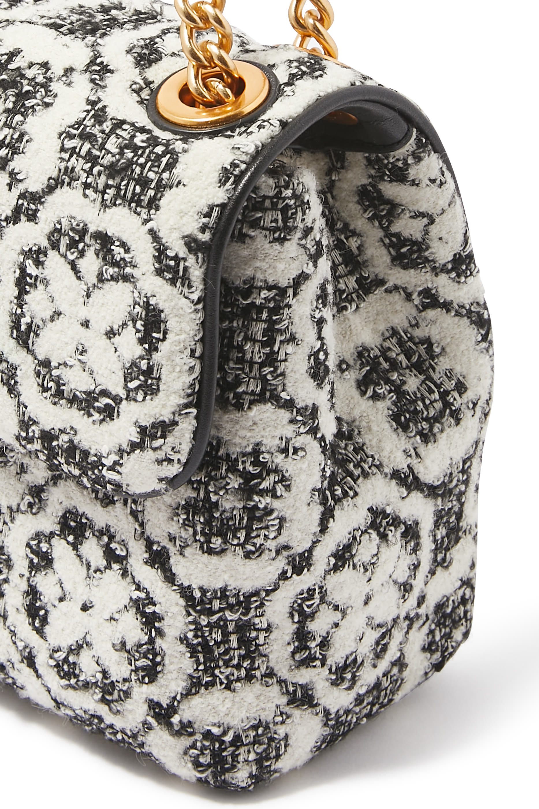 حقيبة كروس ايفلين متوسطة بنقشة زهور بالشكل البستوني