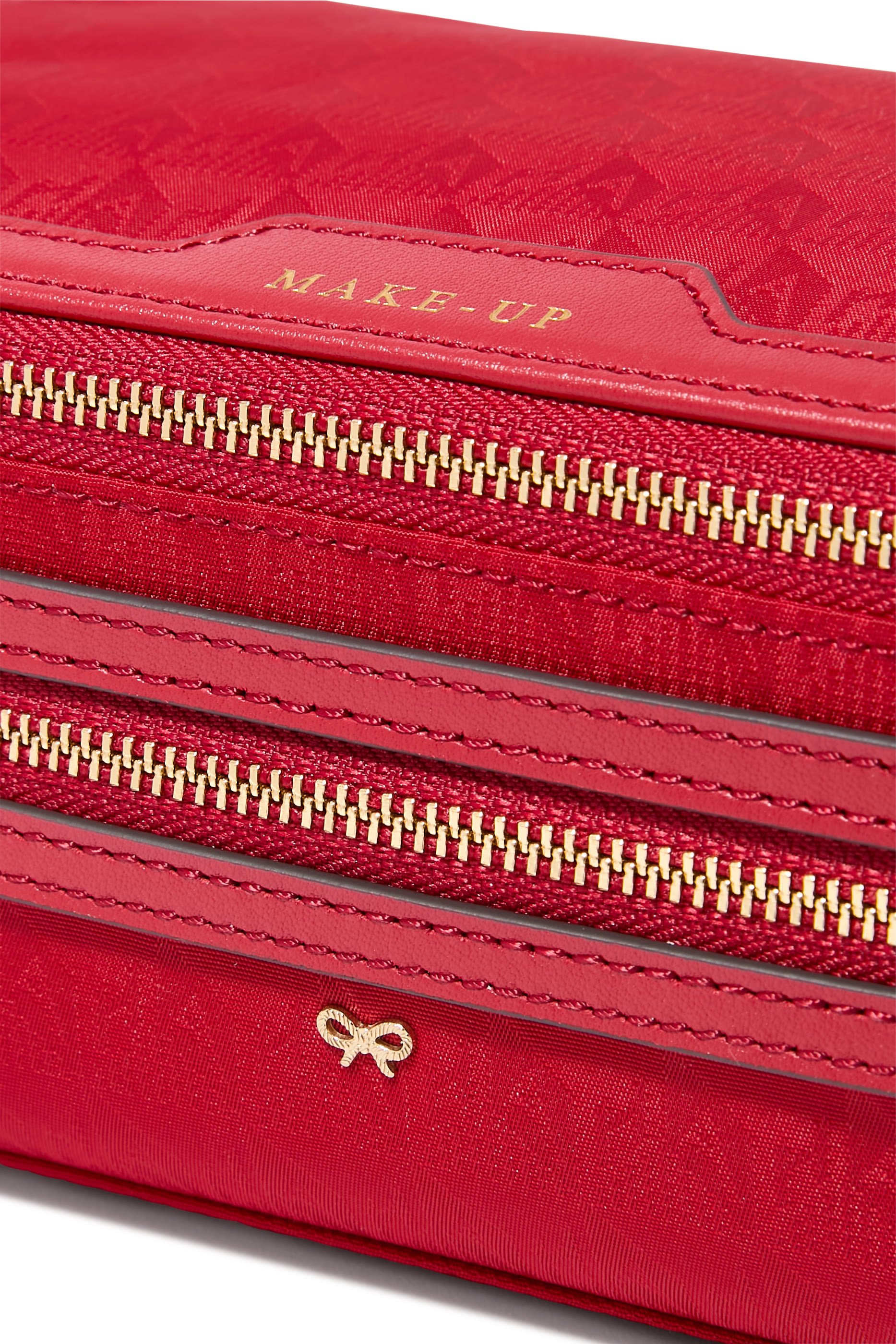 حقيبة مستحضرات تجميل بشعار الماركة