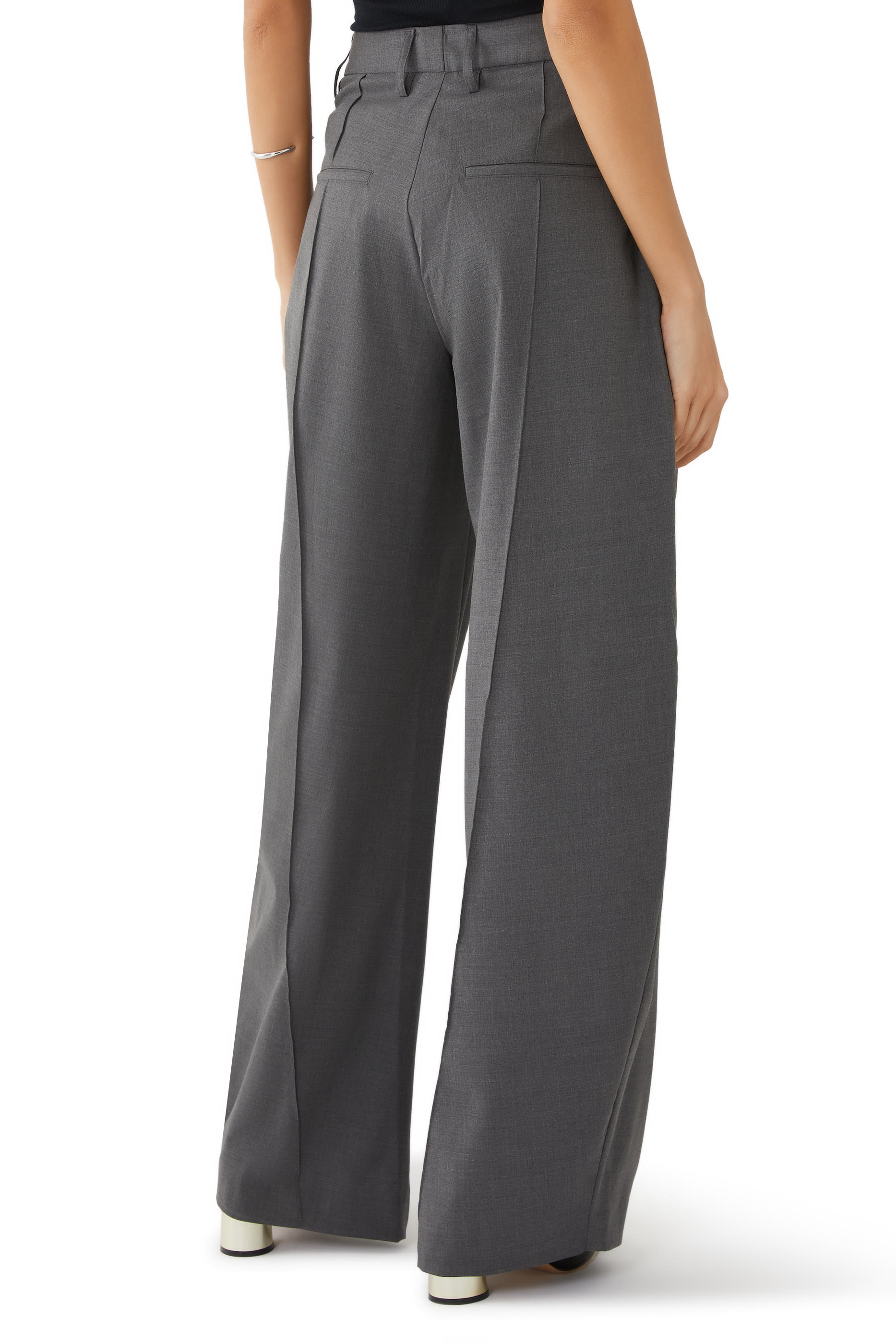 بنطال بقصة ساق مقوسة