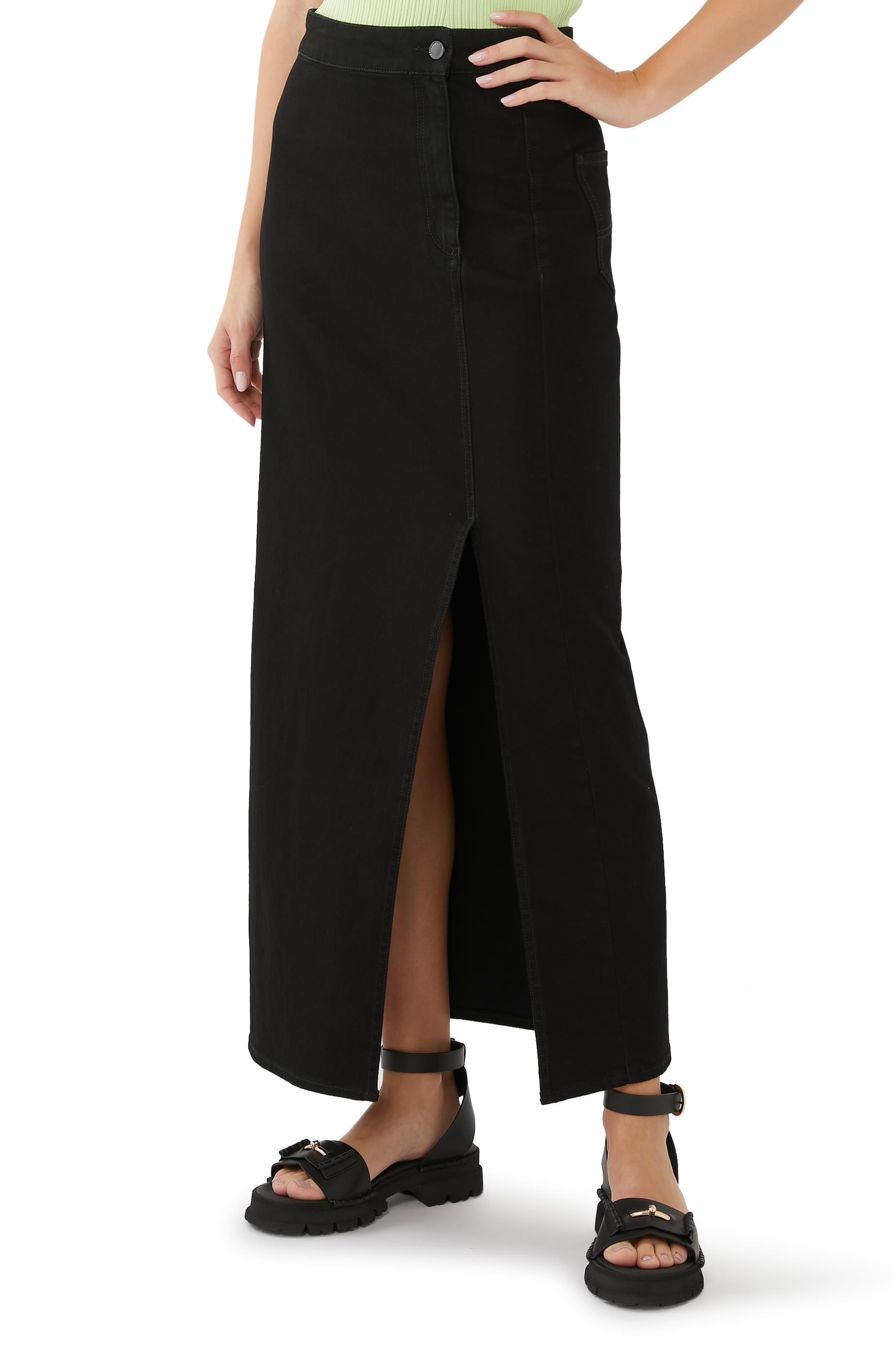 تنورة دنيم بفتحة