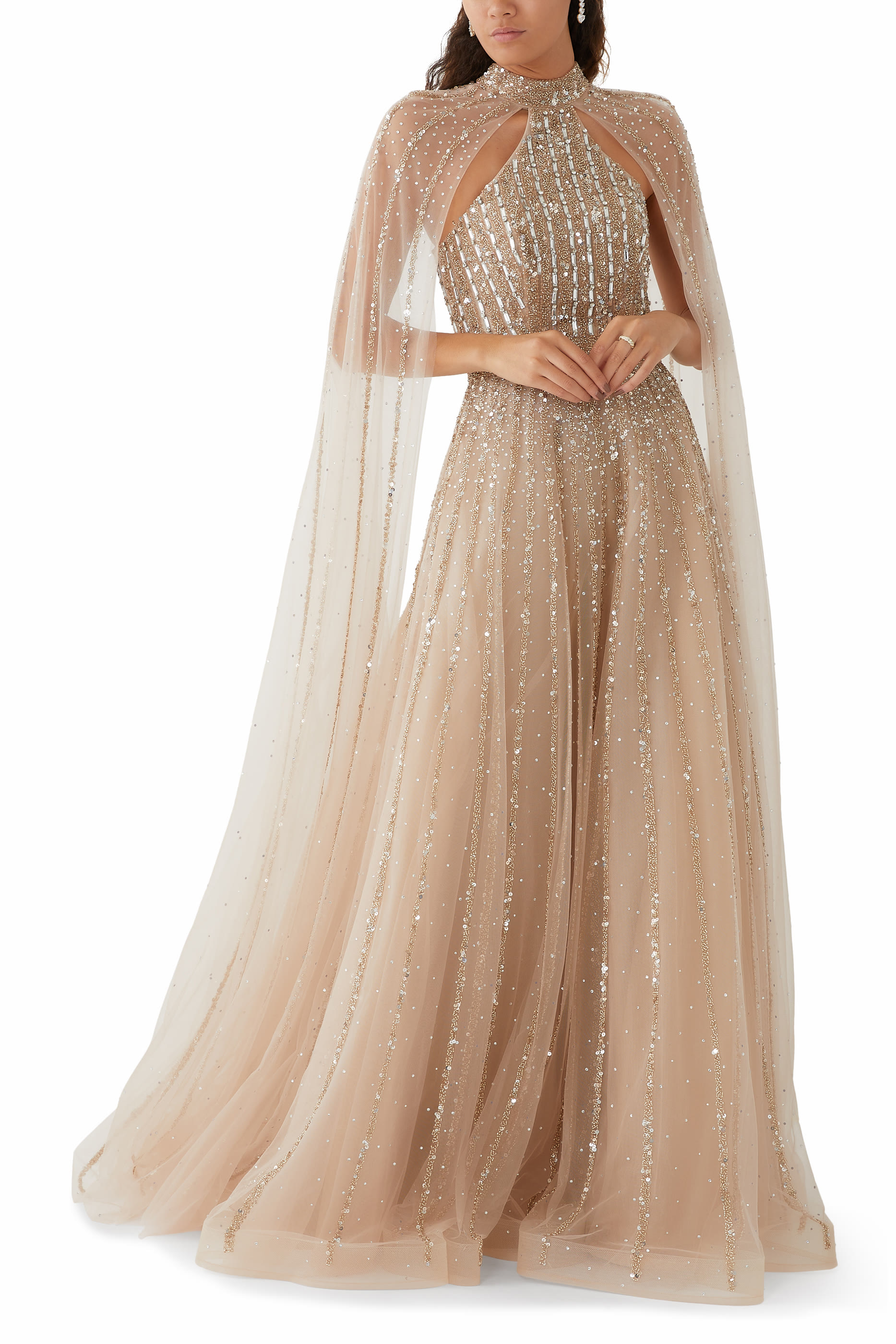 فستان سهرة بأكمام كاب