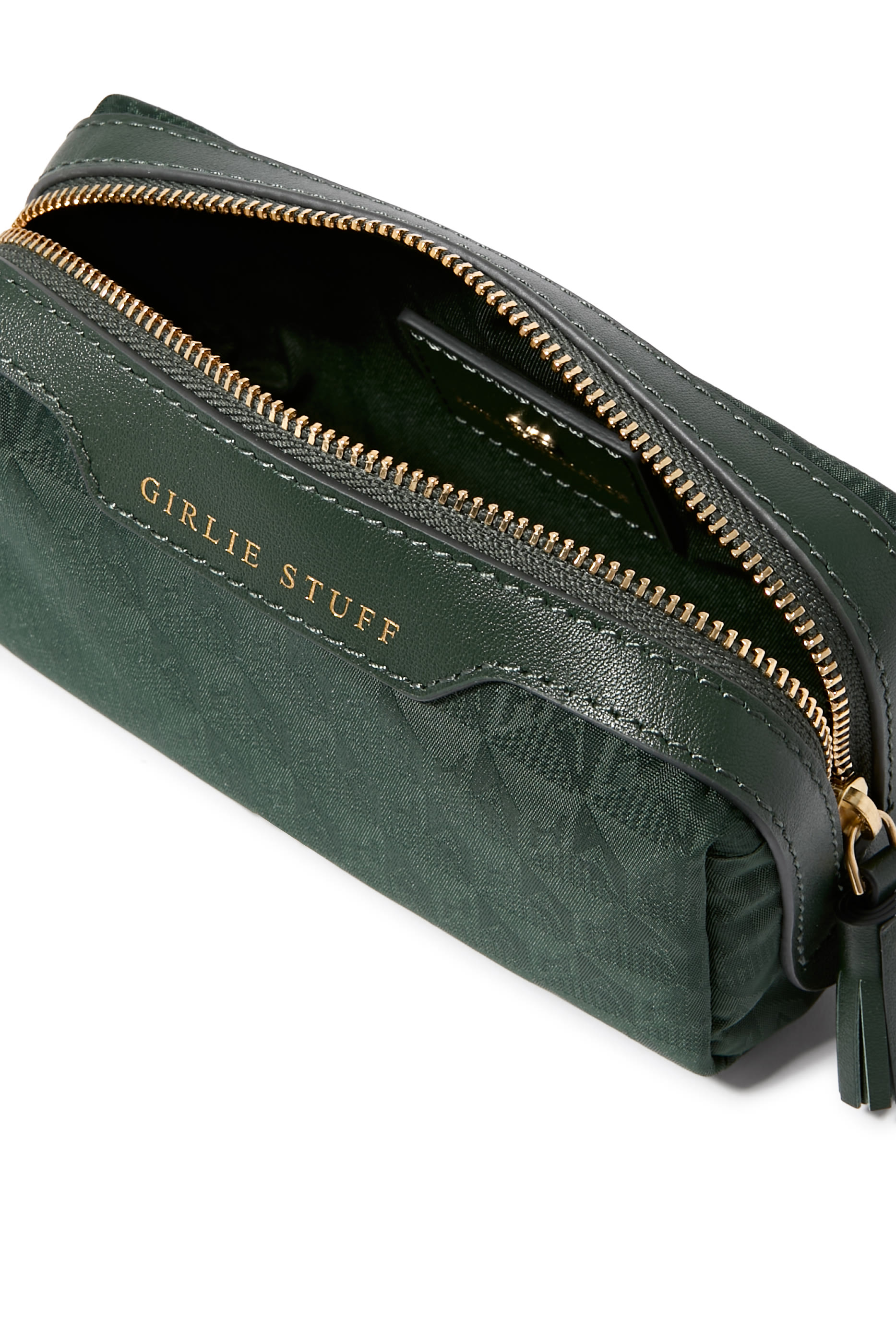 حقيبة أغراض للبنات بشعار الماركة