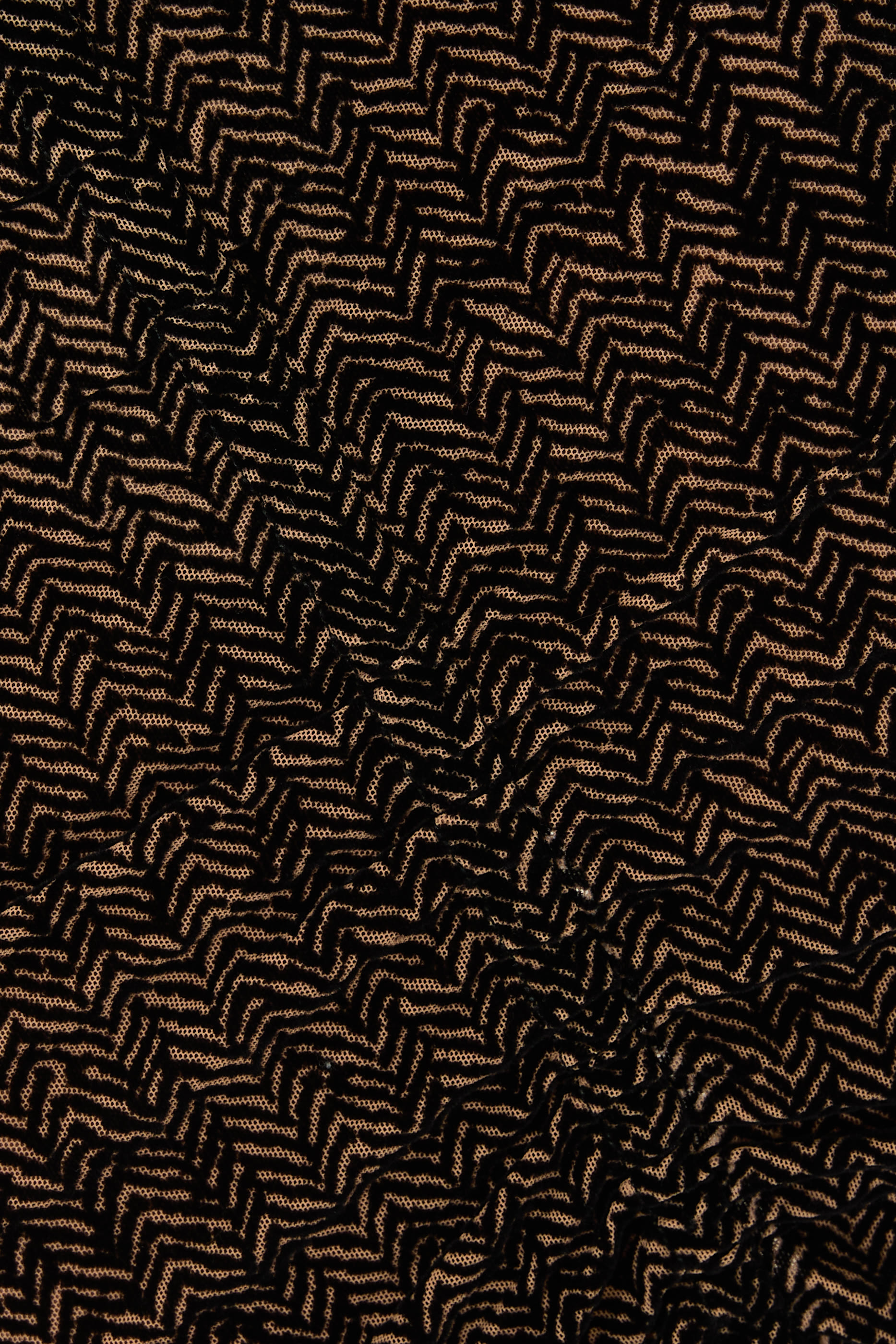 تنورة متوسطة الطول تول بنقشة خطوط شيفرون