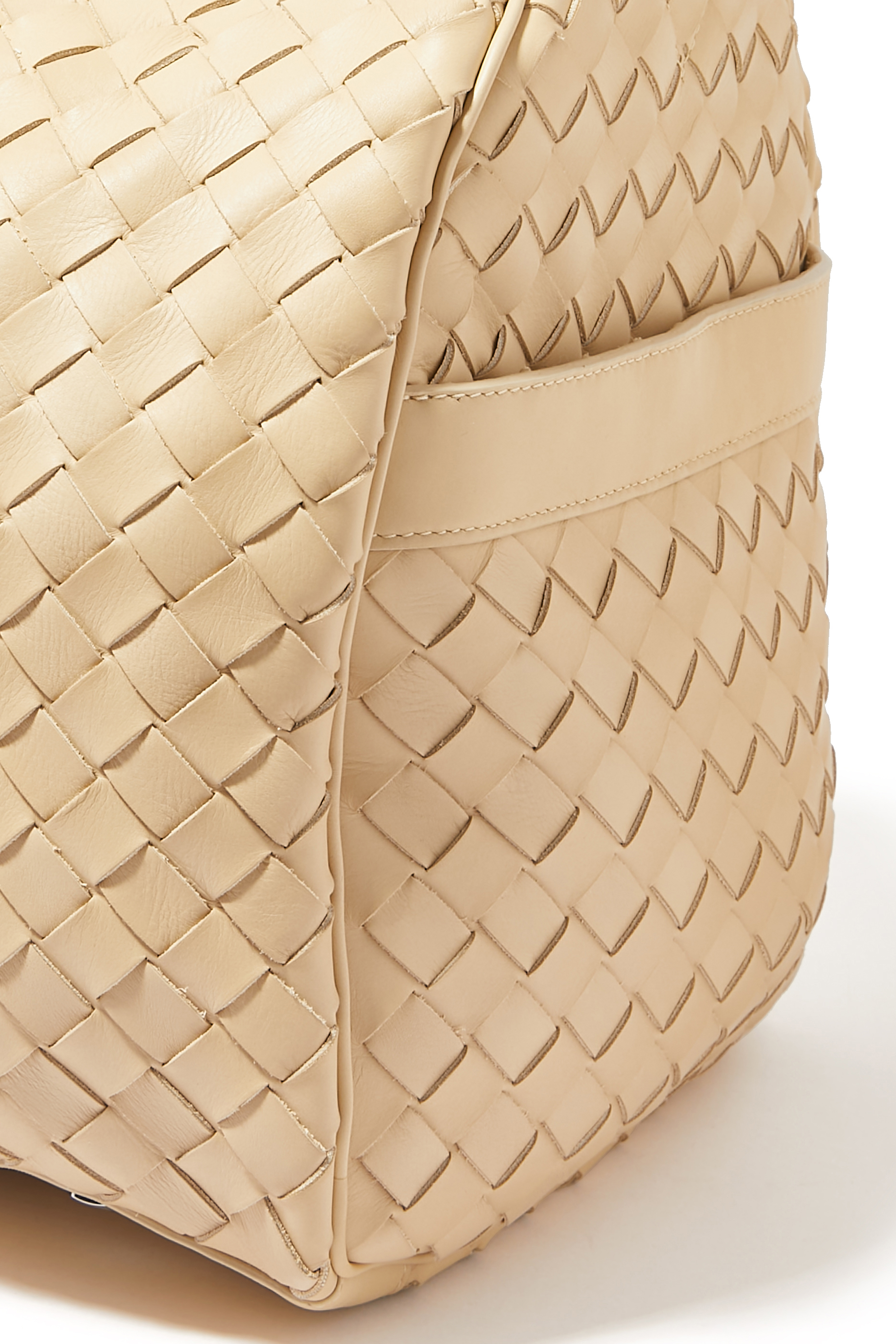 حقيبة دافل بتصميم مجدول