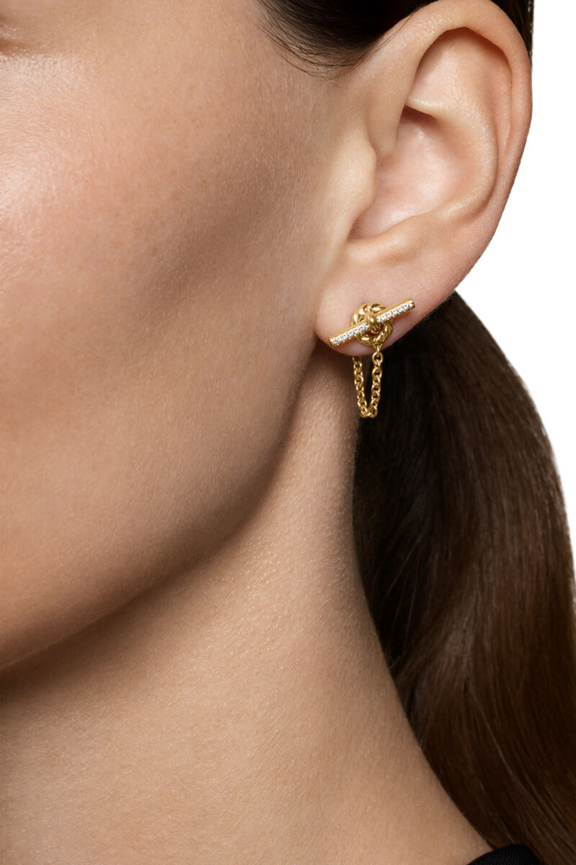 أقراط ميرسر بيتيت توغل بتصميم سلسلة وشعار الماركة مرصعة بماس، ذهب أصفر عيار 18