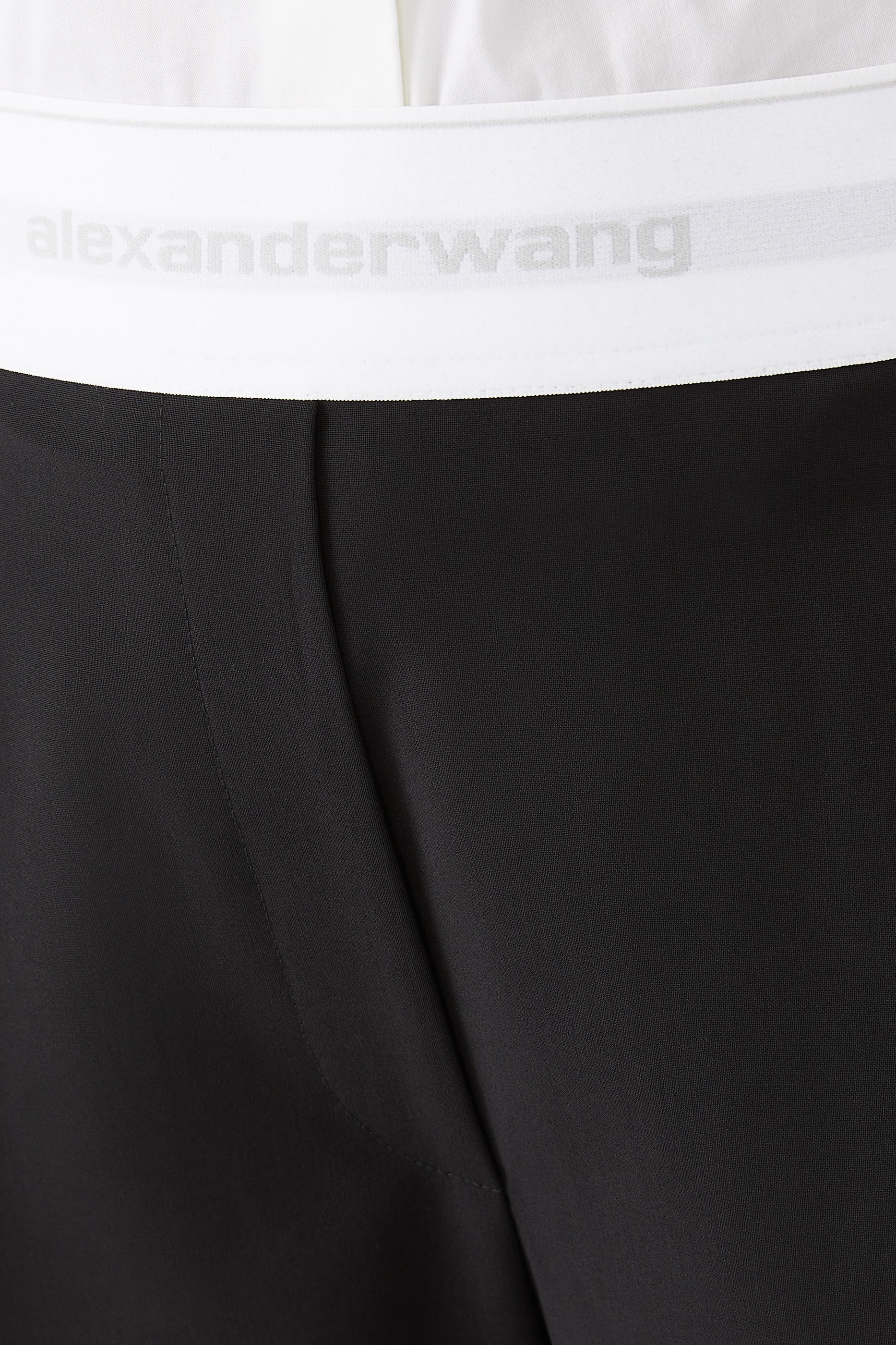 بنطال بطيات وخصر مرتفع مع شعار الماركة مطاطي