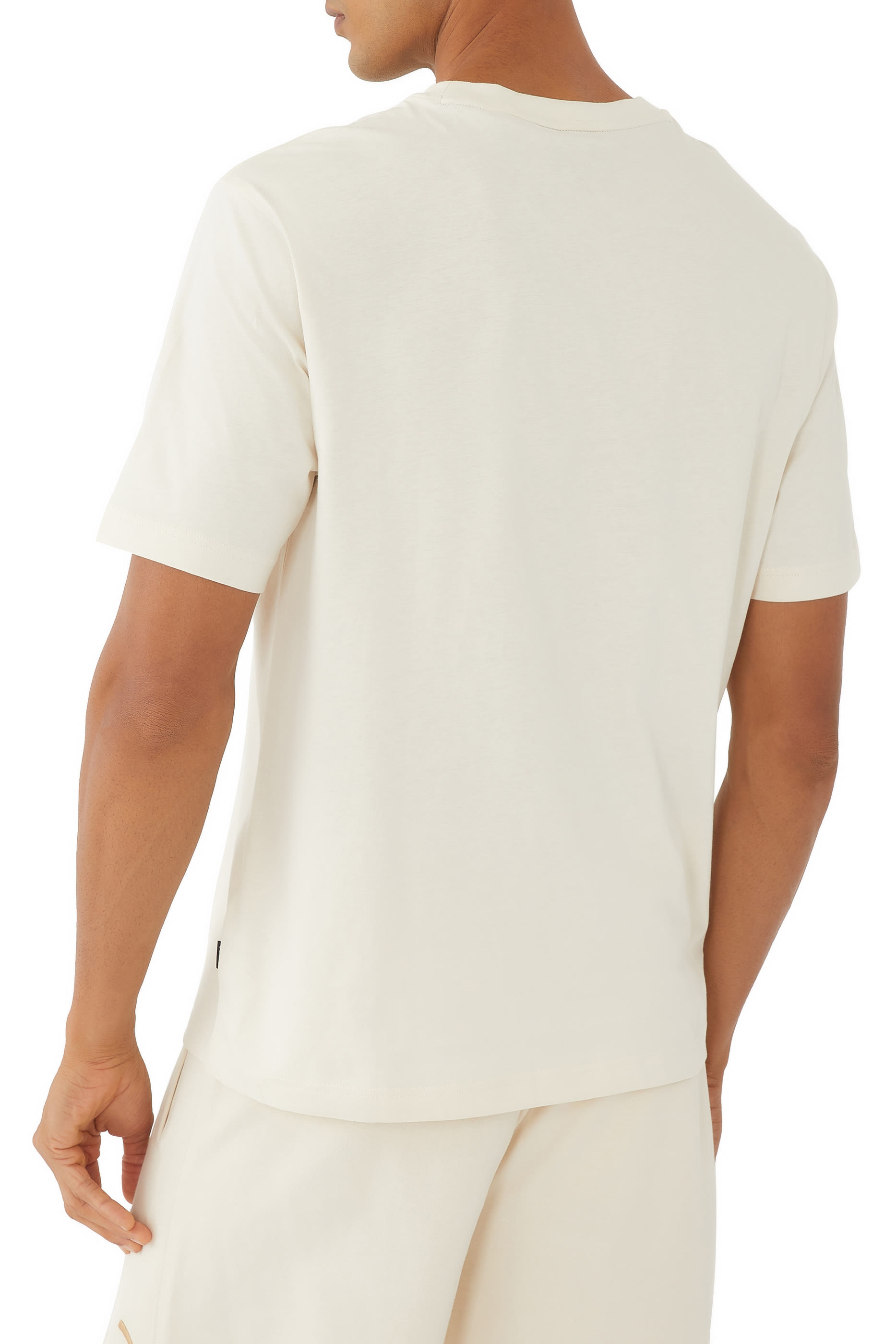 تيشيرت بياقة ضيقة هلا x دبي