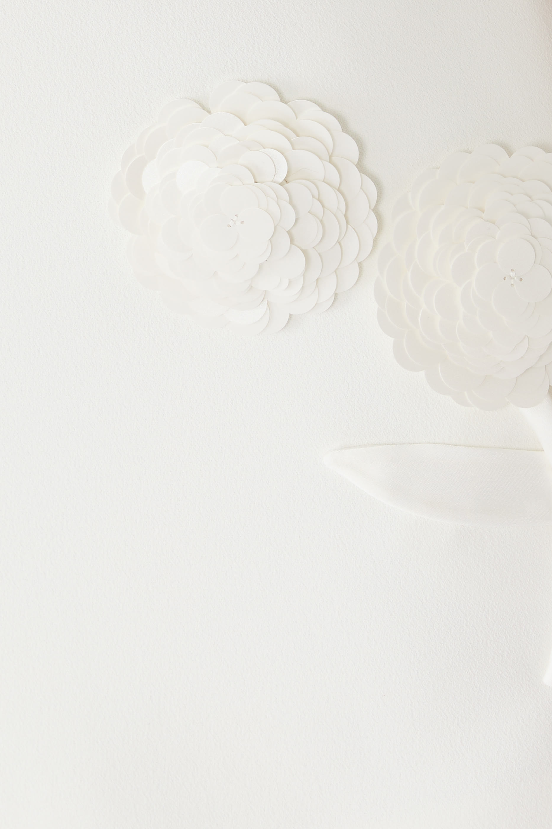 فستان قصير مزين بزهور كريب