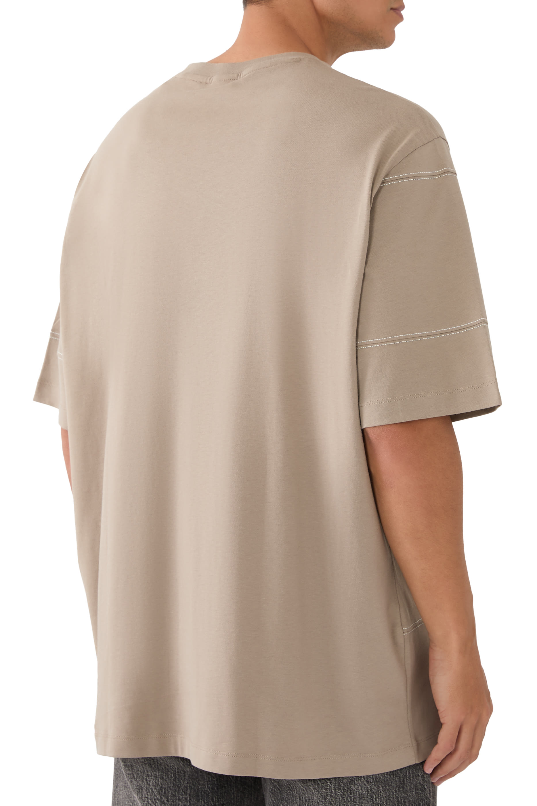 تيشيرت بحروف شعار الماركة