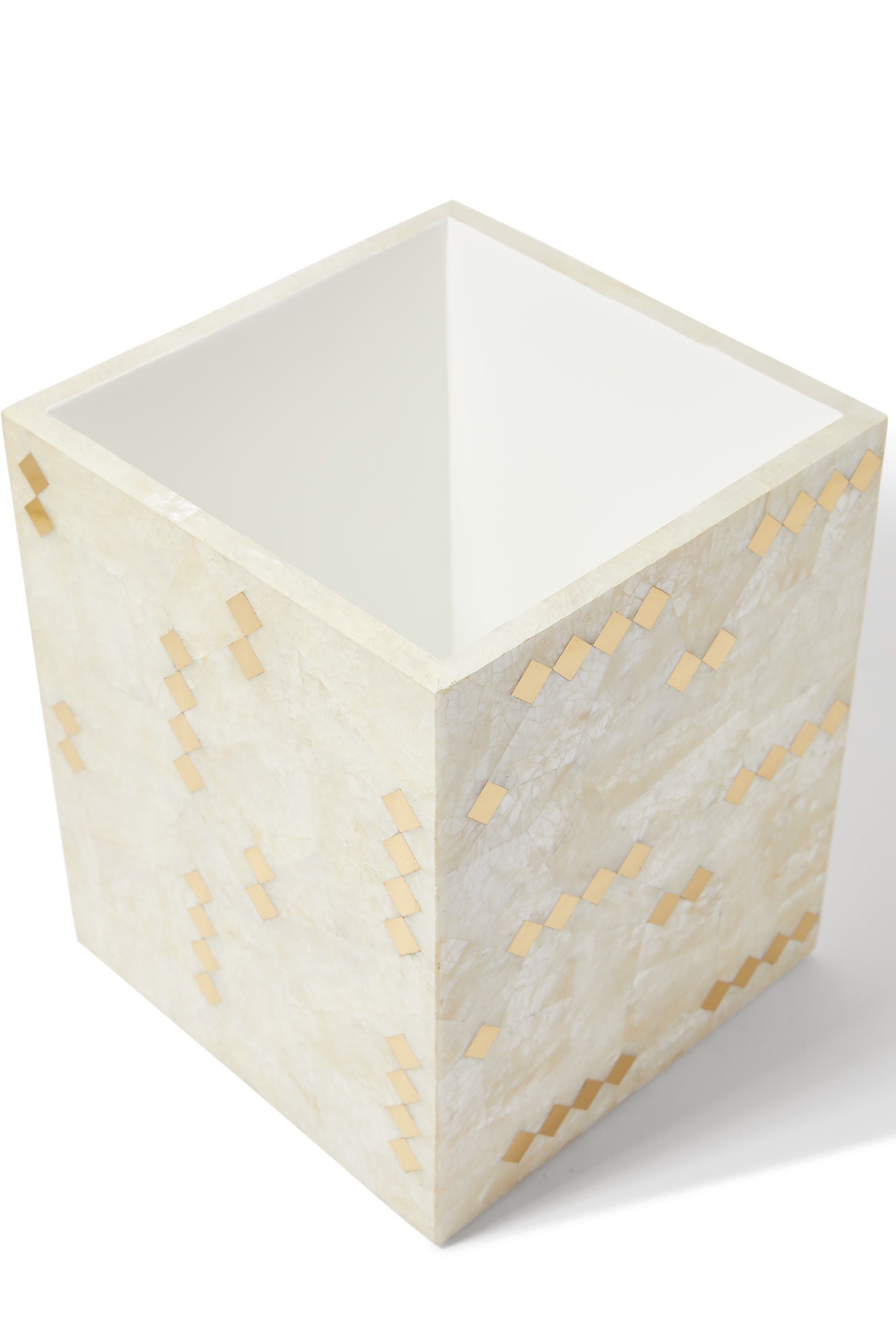 سلة مهملات صدف