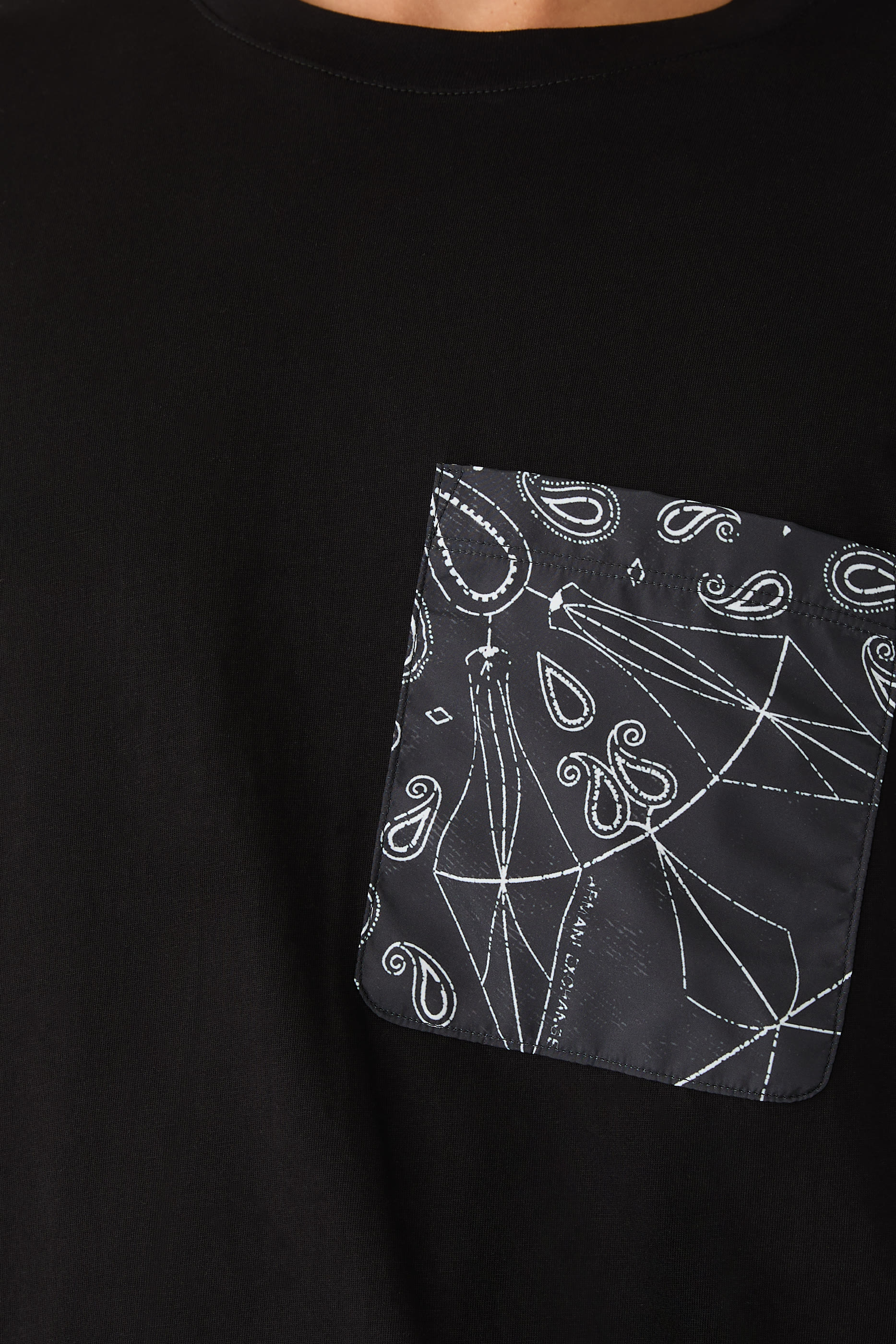 تيشيرت بجيب مزين بنقشة