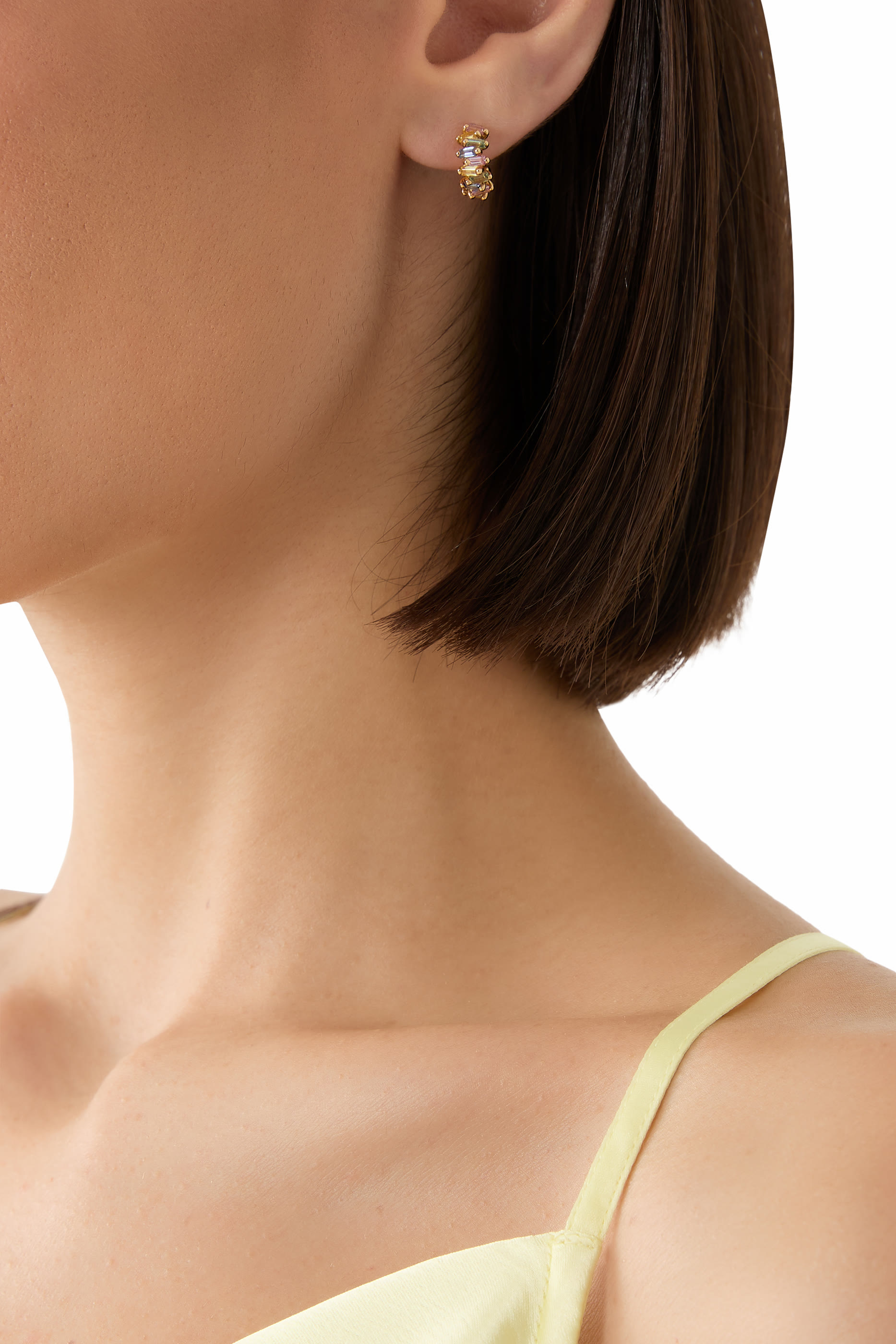 أقراط دائرية صغيرة مرصعة بأحجار ياقوت بألوان باستيل وبتصميم متعرج، ذهب أصفر عيار 18