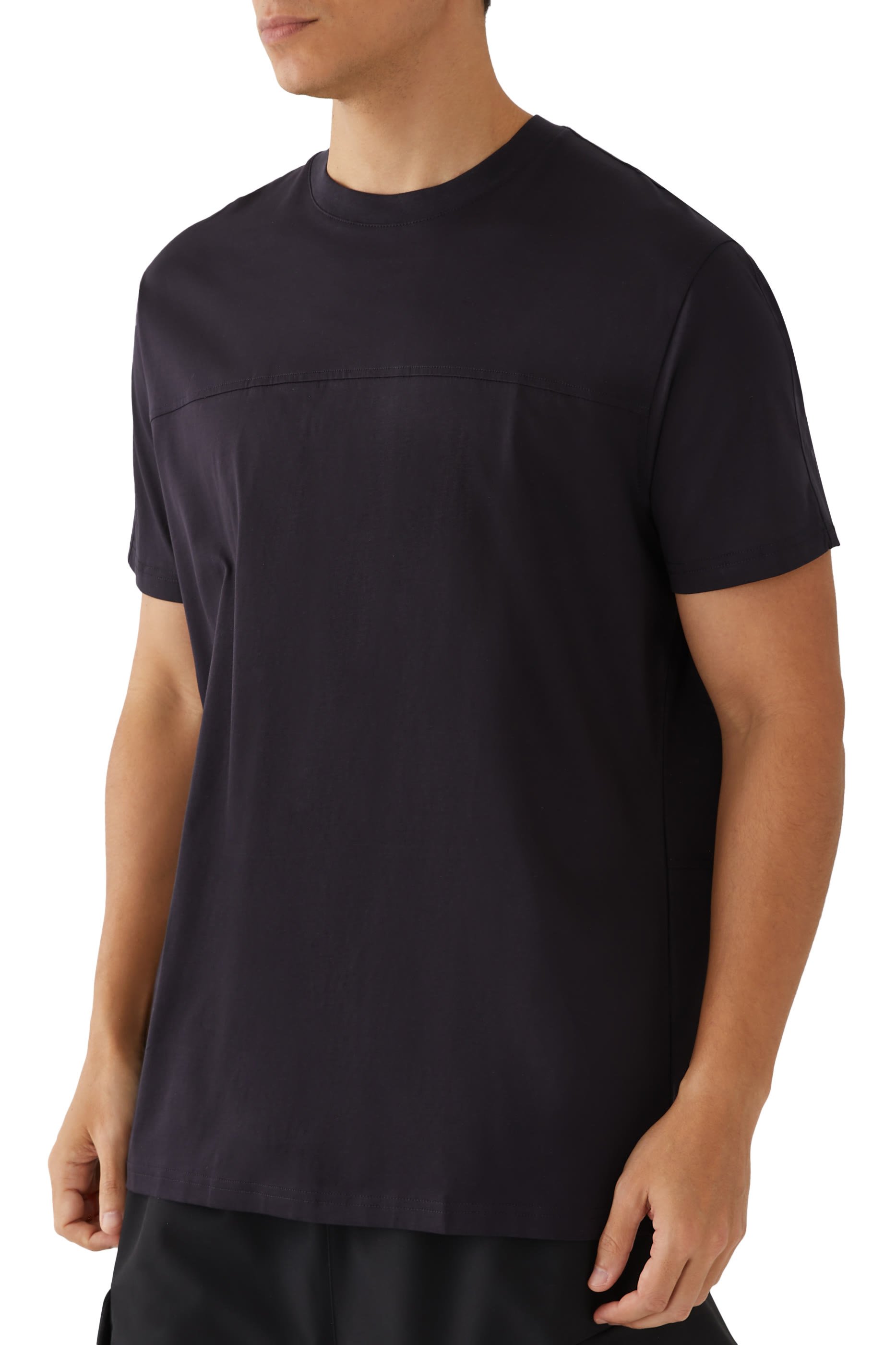 تيشيرت برقعة بشعار الماركة في الخلف