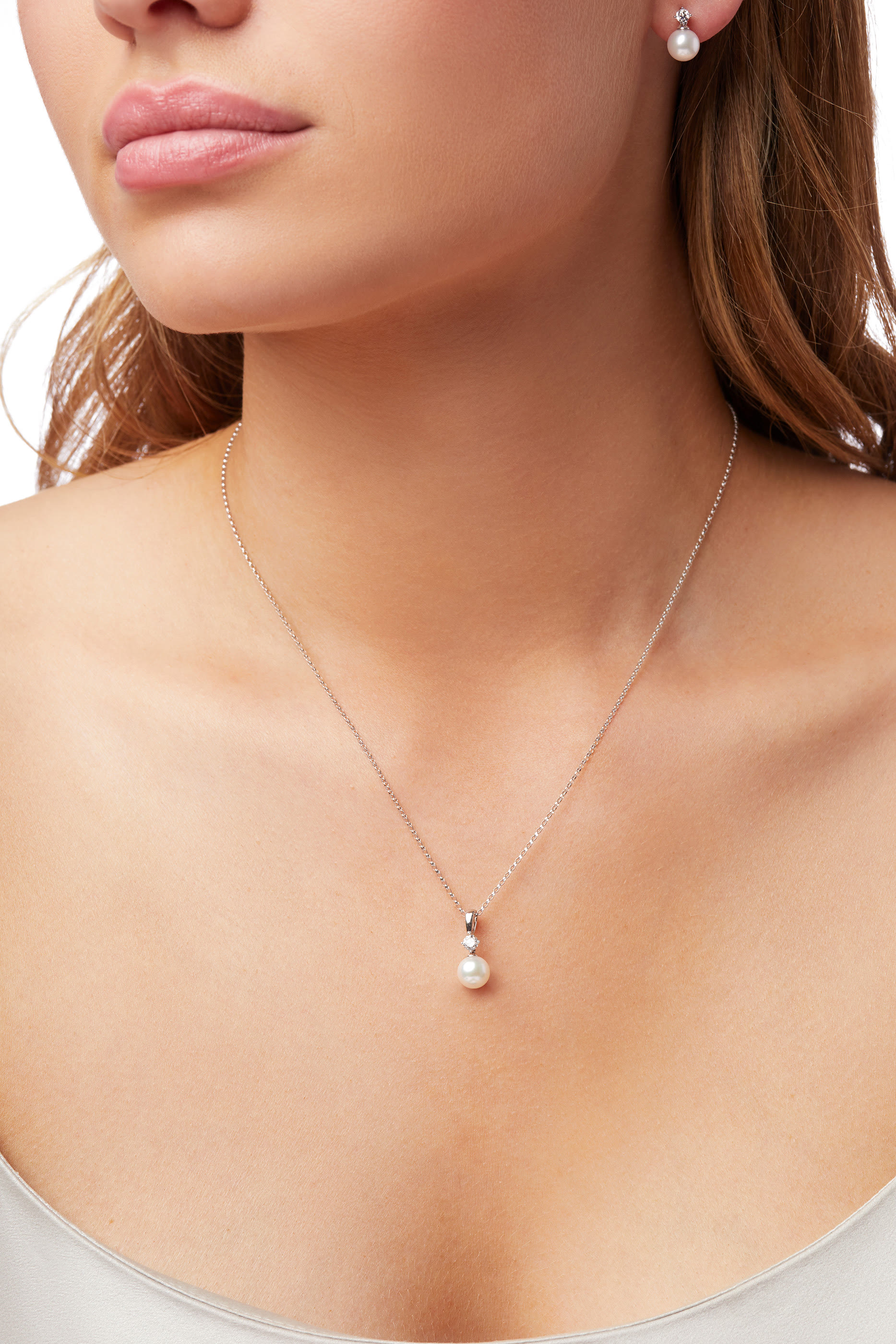 قلادة كلاسيك بدلاية مرصعة بالماس ولؤلؤ مقاس 7 مم ذهب أبيض عيار 18