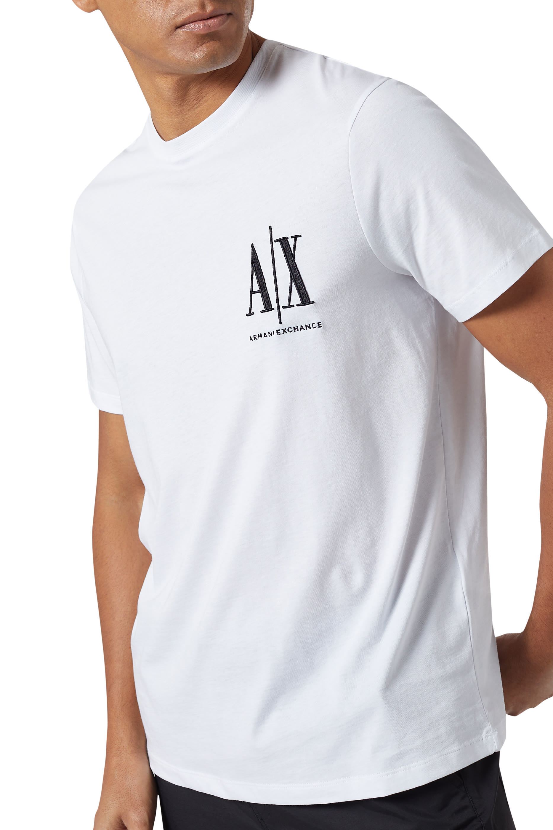 تي شيرت بطبعة شعار الماركة الشهير