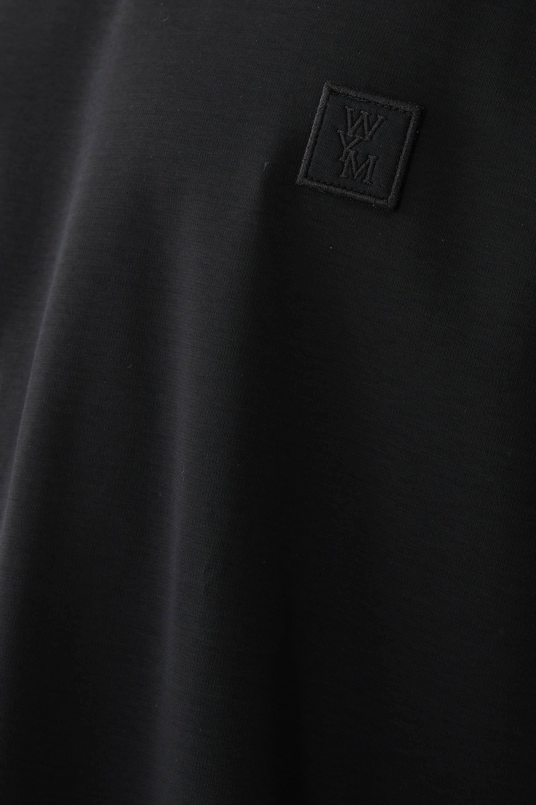 تيشيرت بشعار الماركة وطبعة زهور