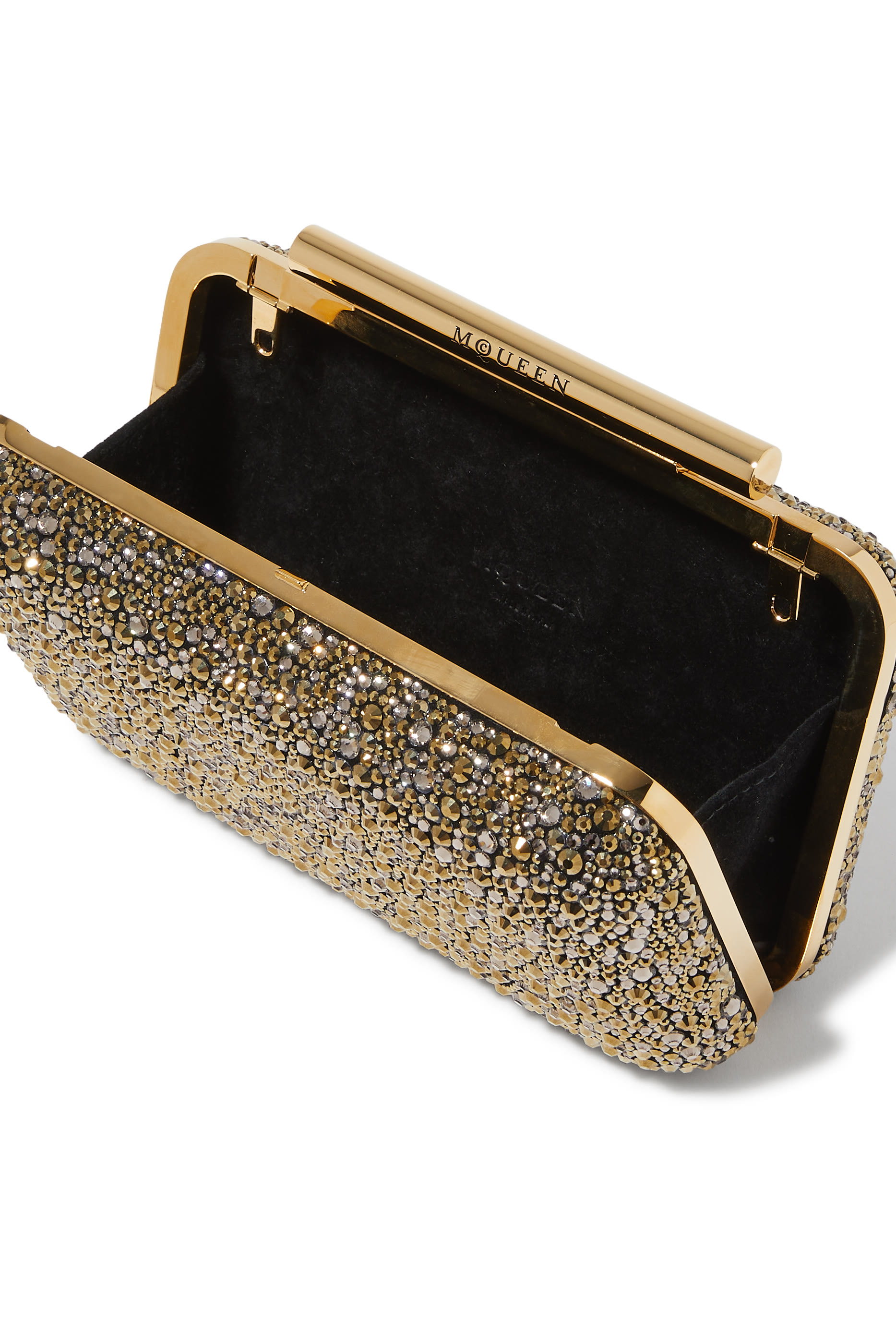 كلاتش بتصميم مربع وبحلية على شكل حرف T 