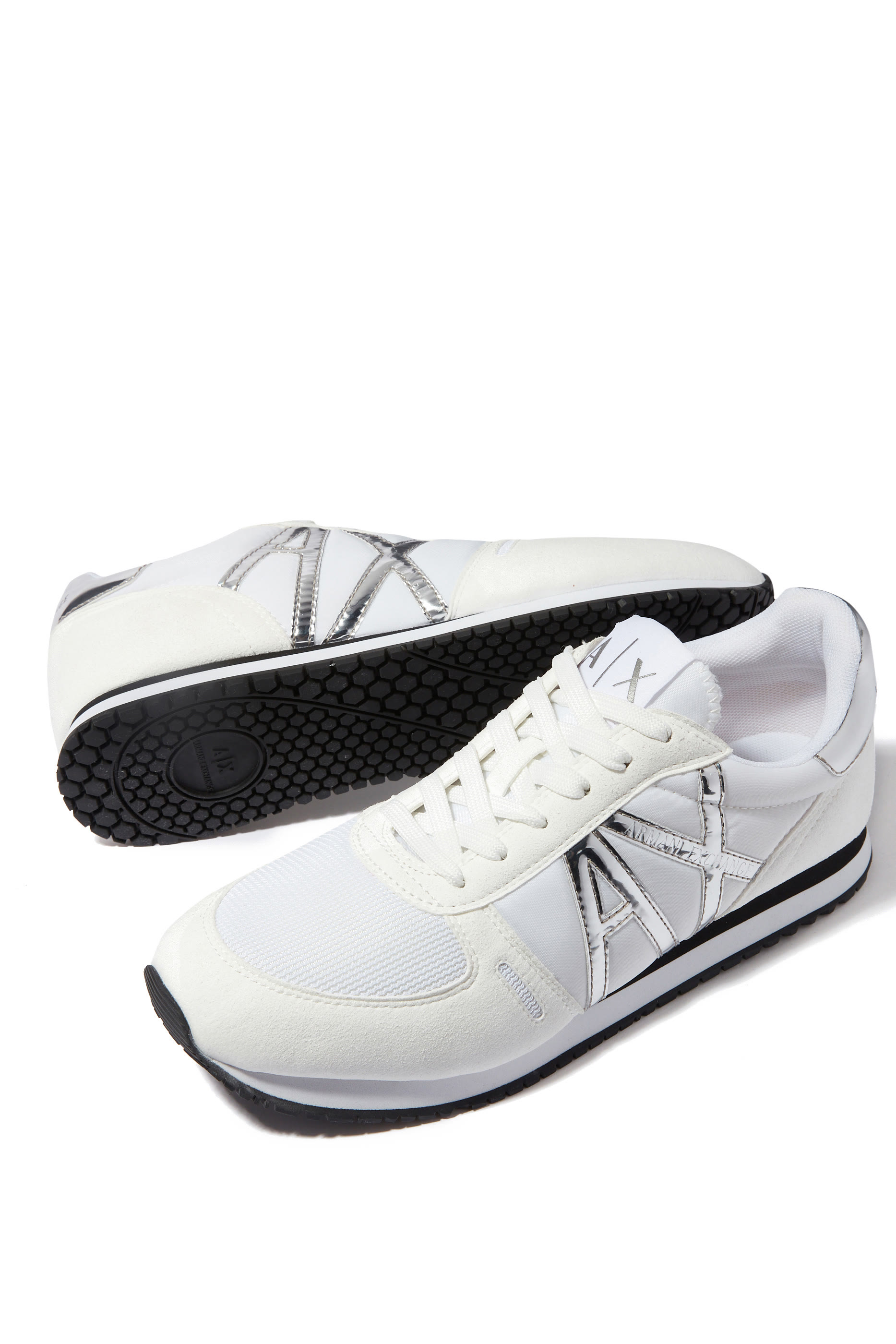 سنيكرز بحروف شعار الماركة