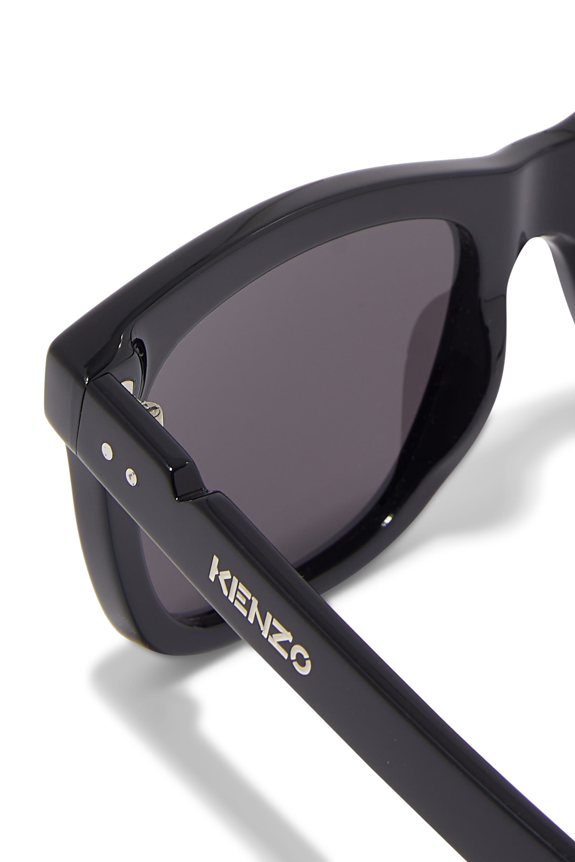 نظارة شمسية بإطار على شكل حرف D