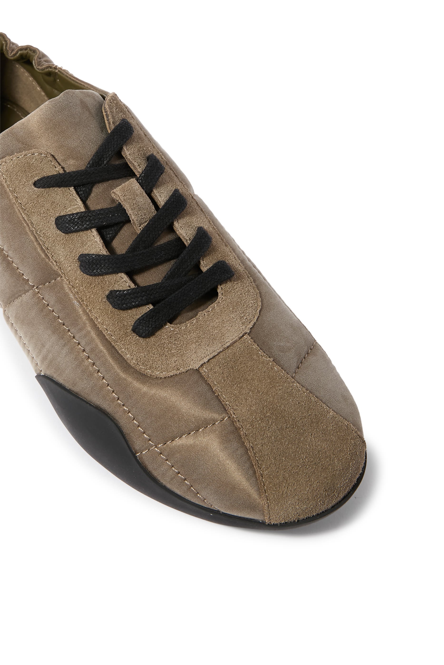 سنيكرز بحياكة مبطنة