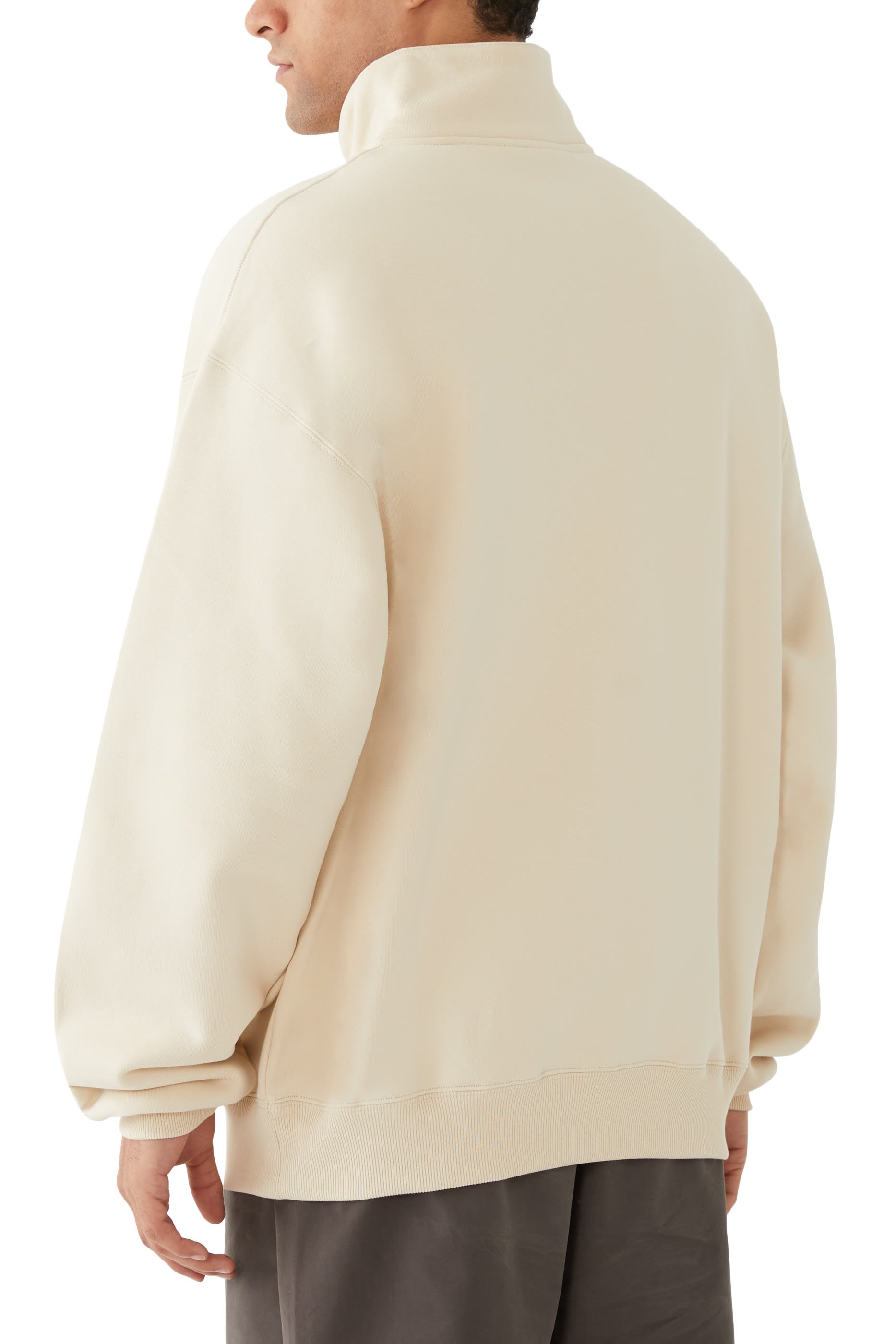 سويت شيرت بنصف سحاب وشعار الماركة