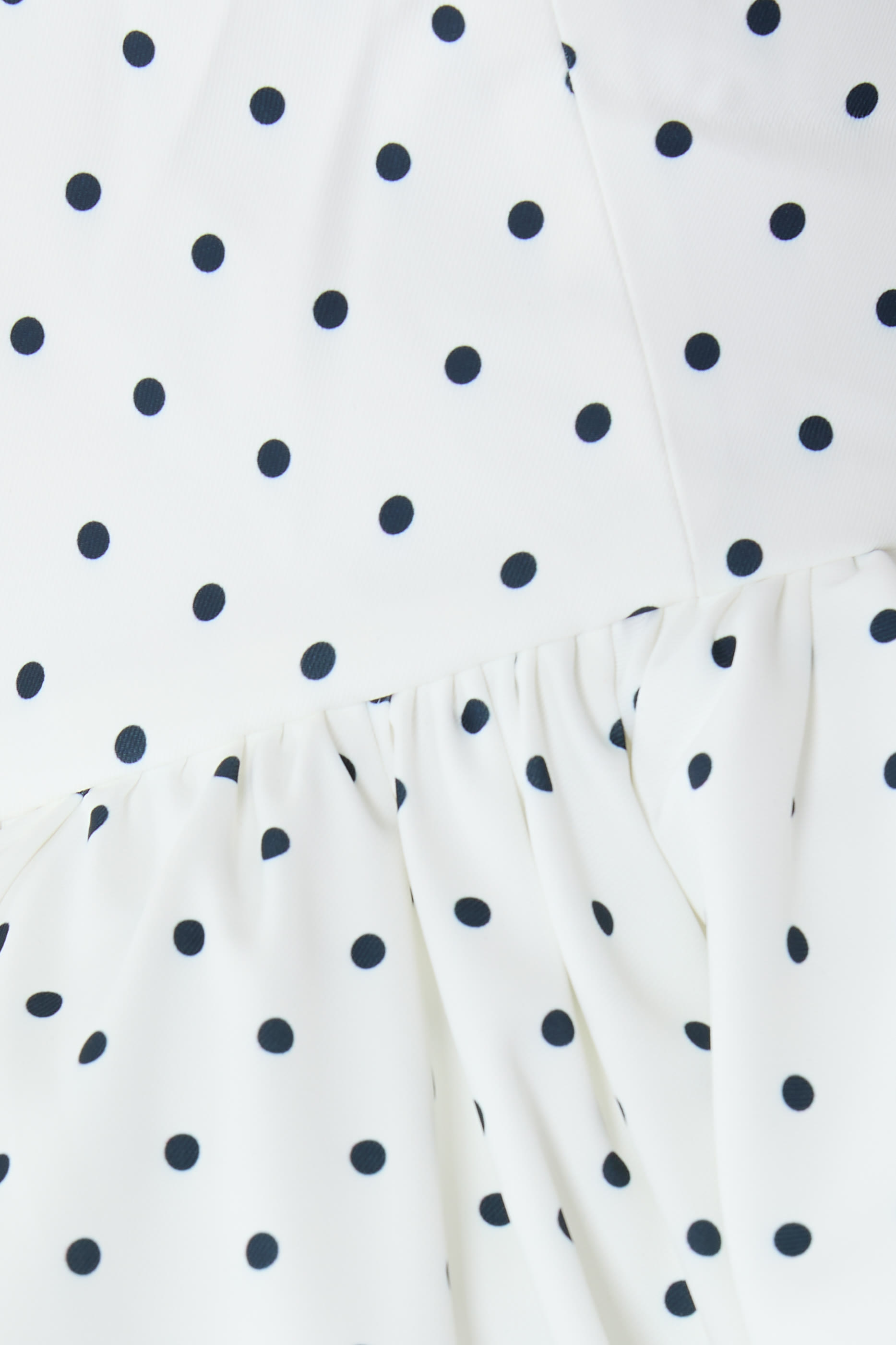 بلوزة التيميت ميوز بياقة V وحافة جرس