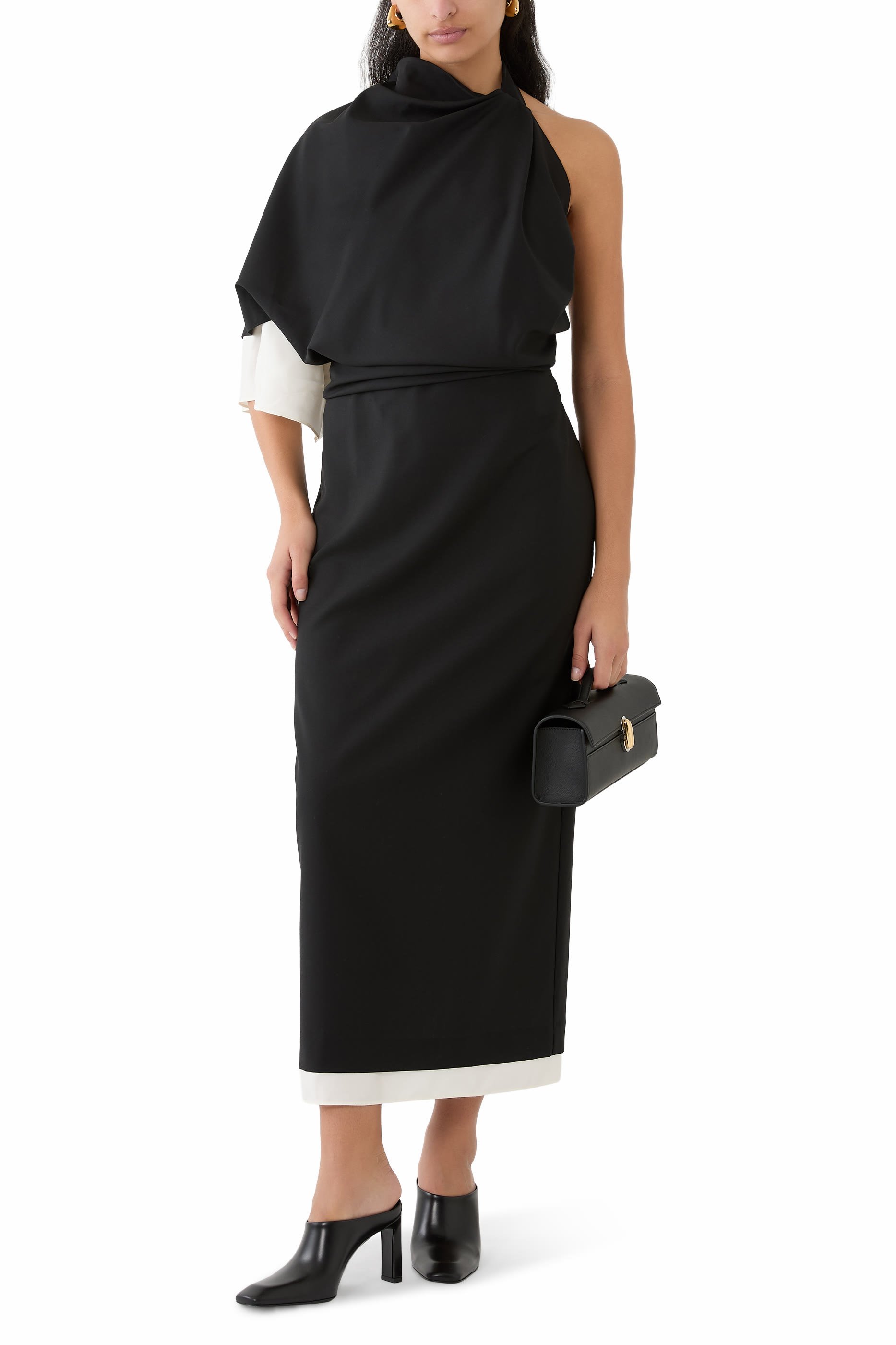 فستان بتفاصيل درابيه وظهر مفتوح