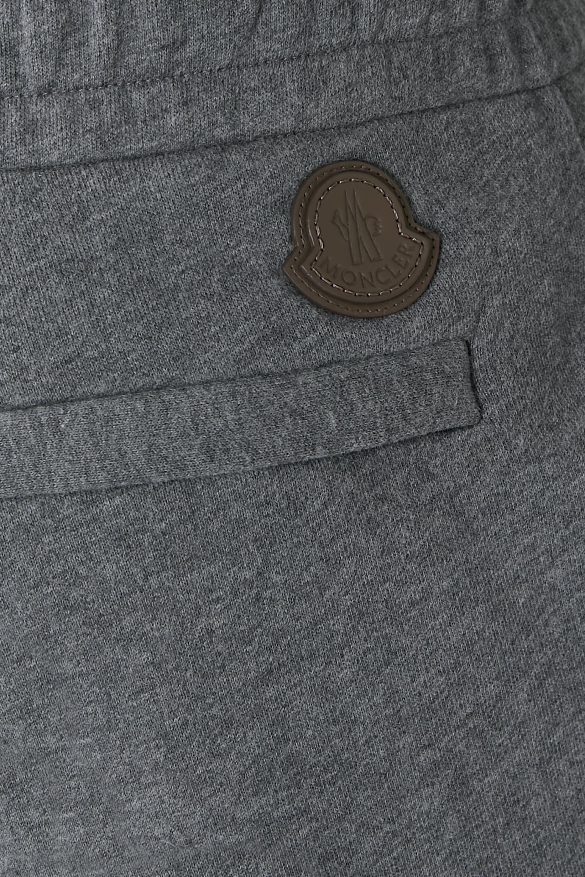 بنطال رياضي بشعار الماركة