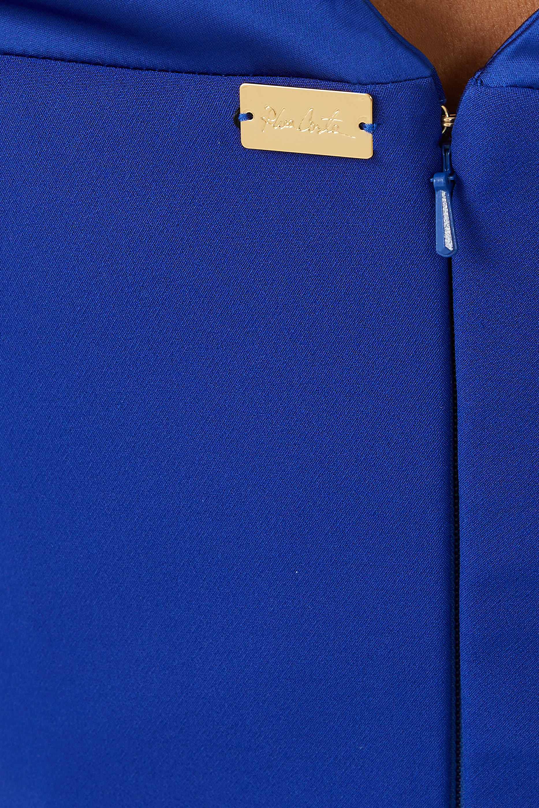 فستان سهرة بأكتاف متساقطة