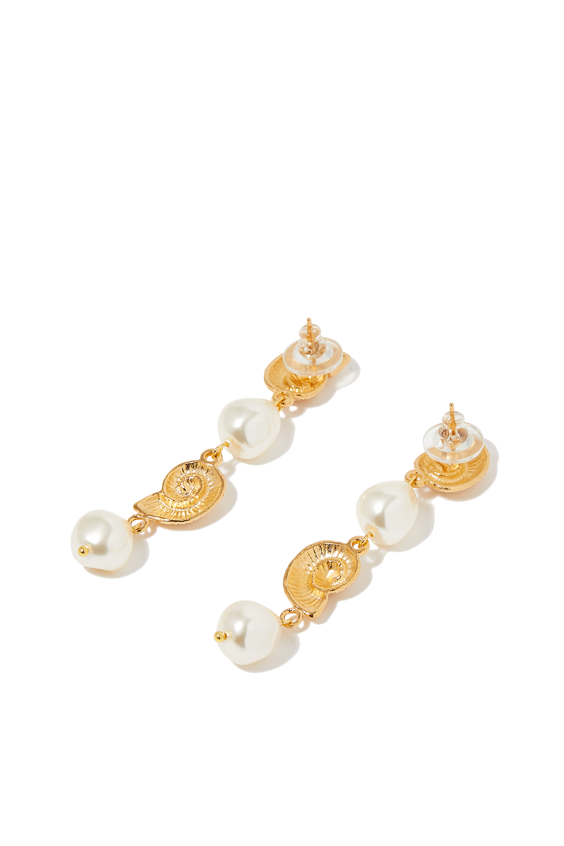 أقراط بحلي بتصميم صدف ولؤلؤ