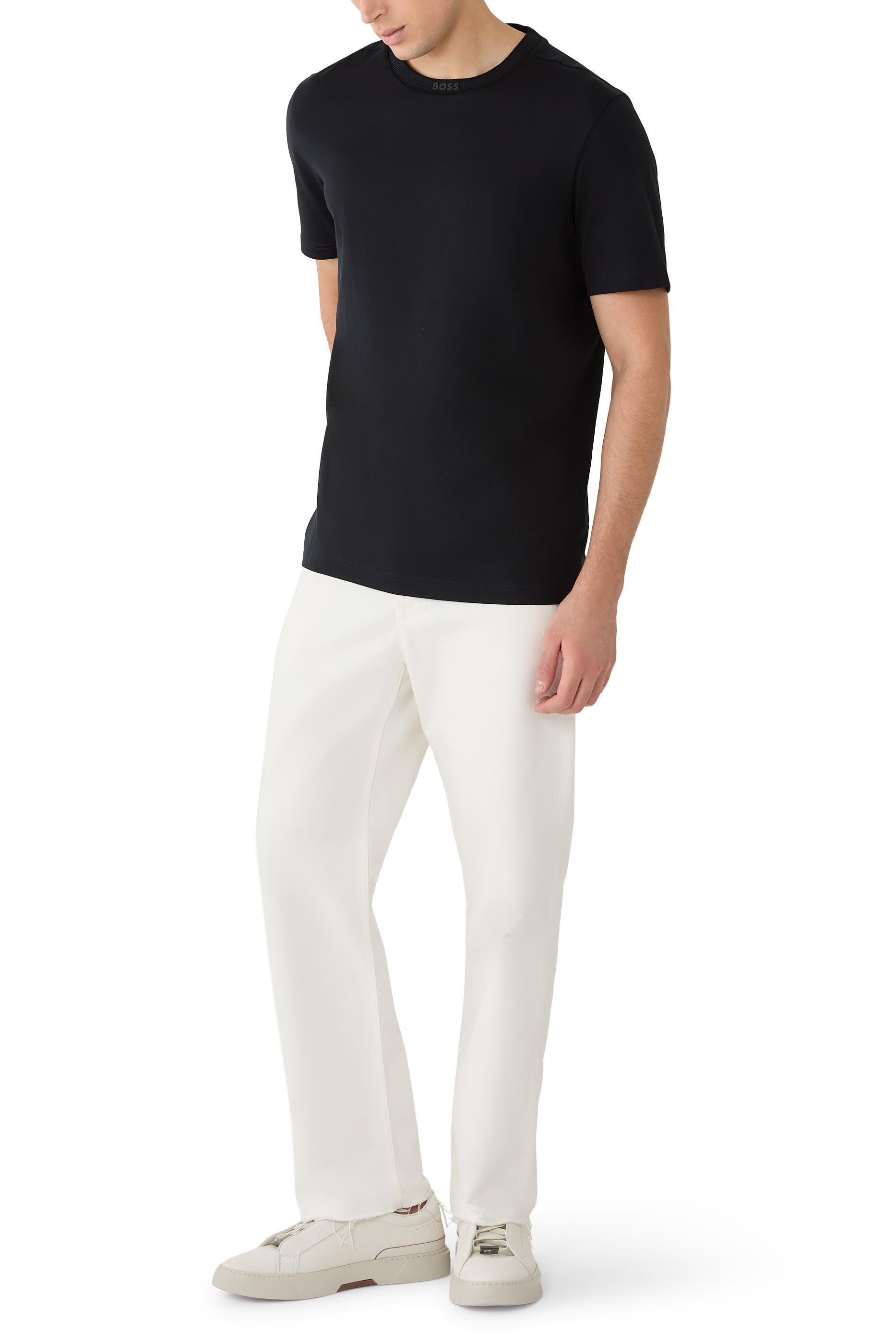 تيشيرت بياقة ضيقة ونقشة مربعات وأكمام قصيرة