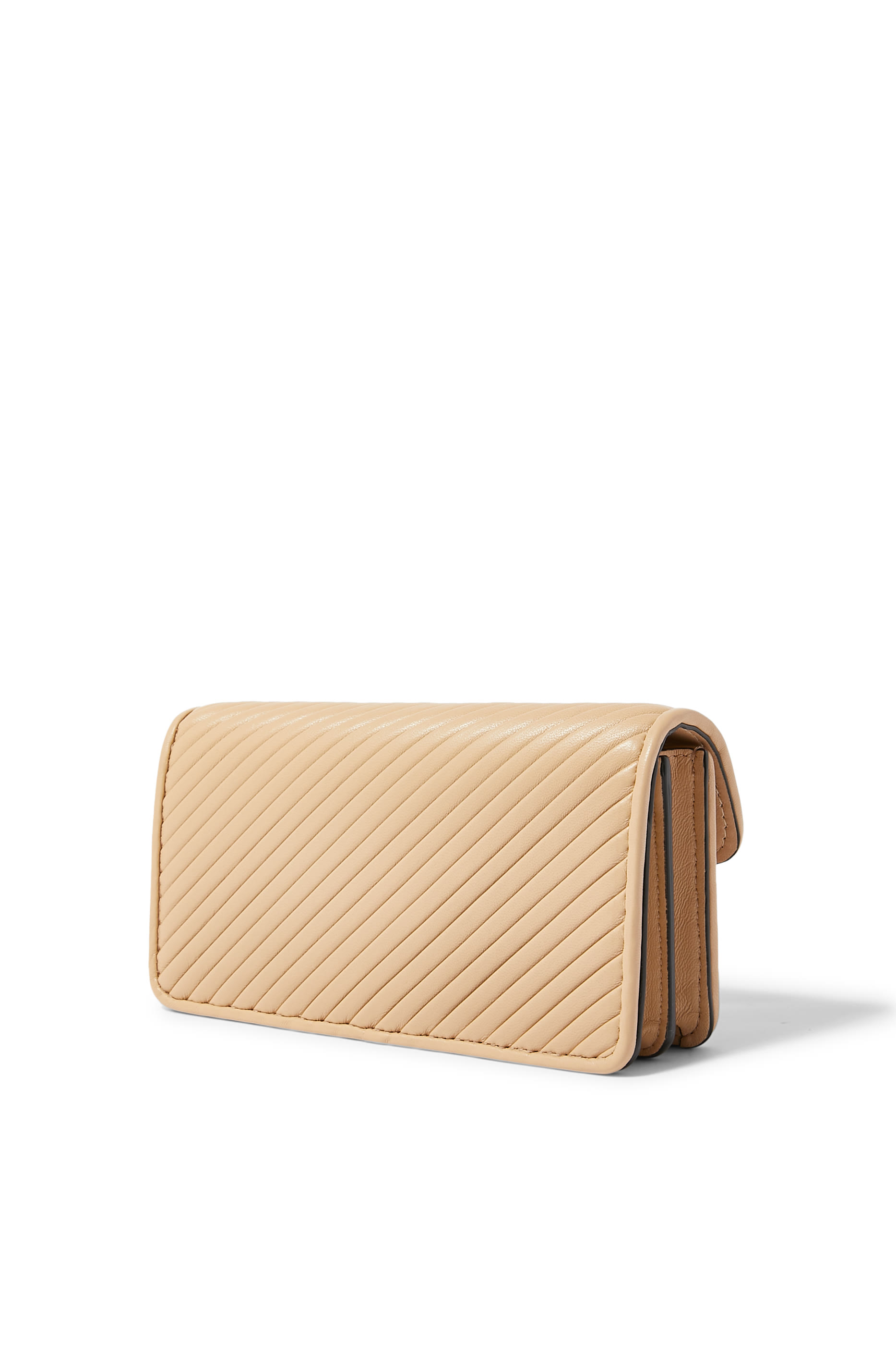 حقيبة صغيرة بشعار الماركة وسلسلة