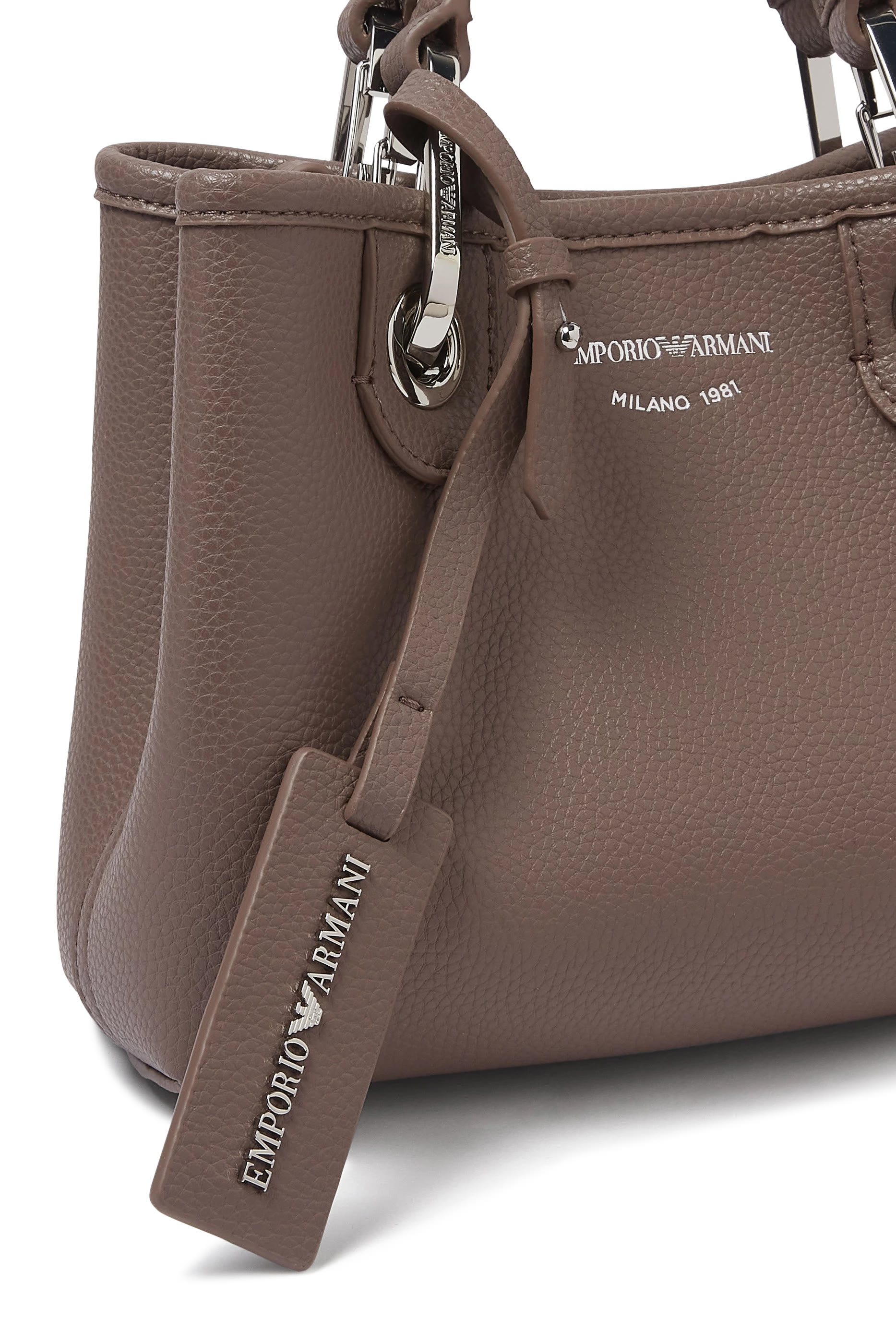 حقيبة يد مزينة بشعار الماركة