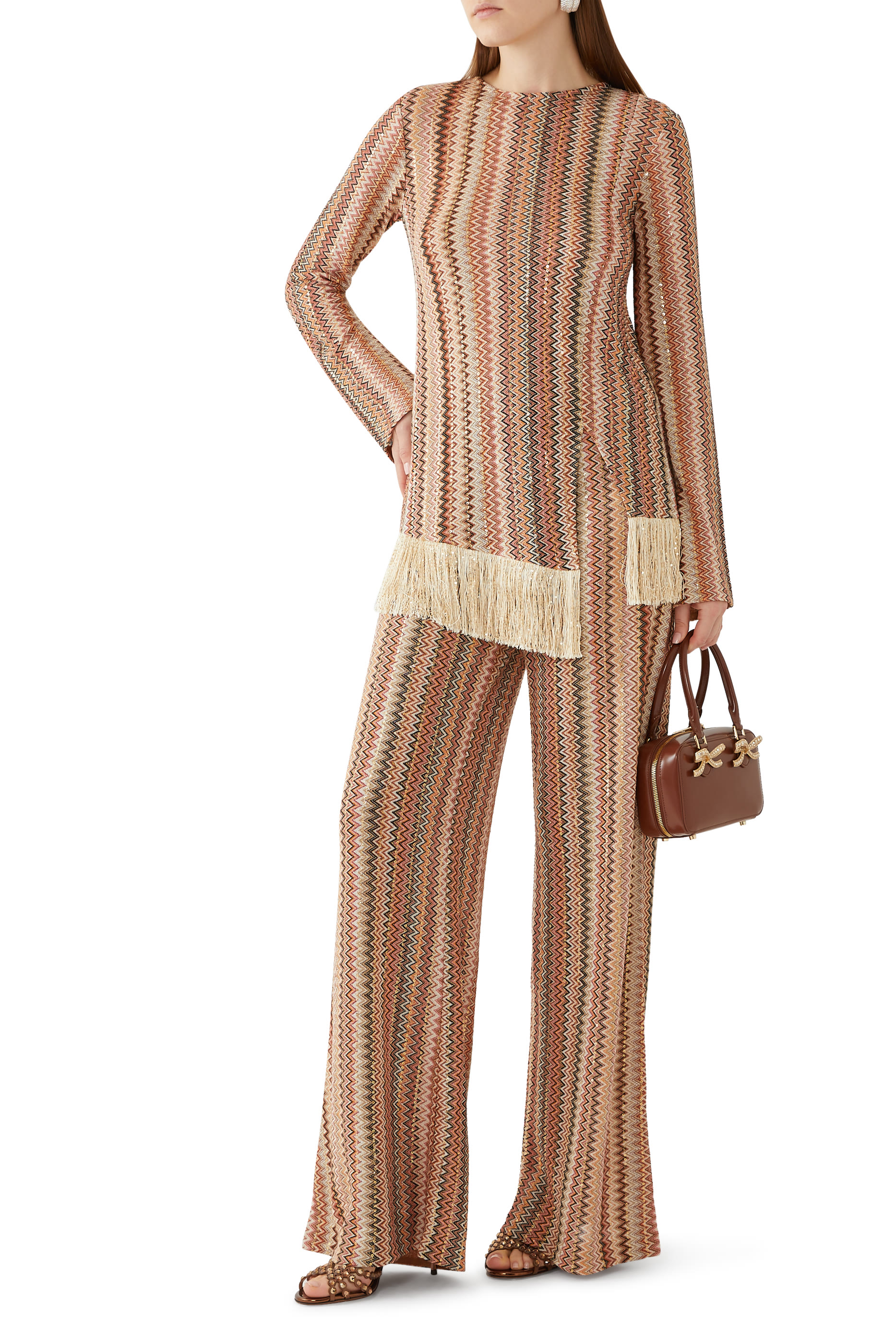 بلوزة بتصميم حصري غير متماثل بنقشة خطوط متعرجة مزينة بترتر وشراشيب راشيل