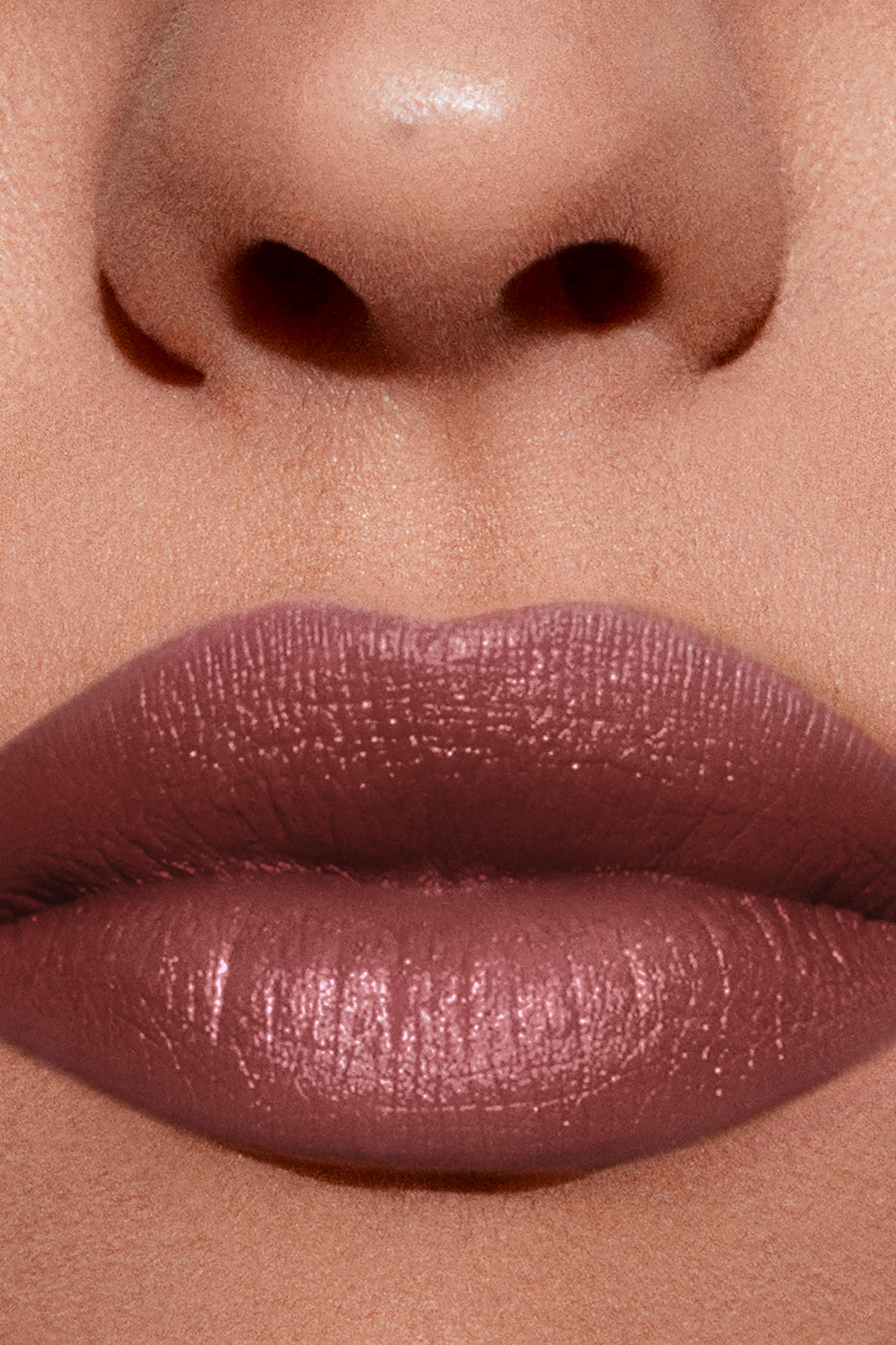 أحمر شفاه ليب باور بلون زاهٍ يدوم طويلاً