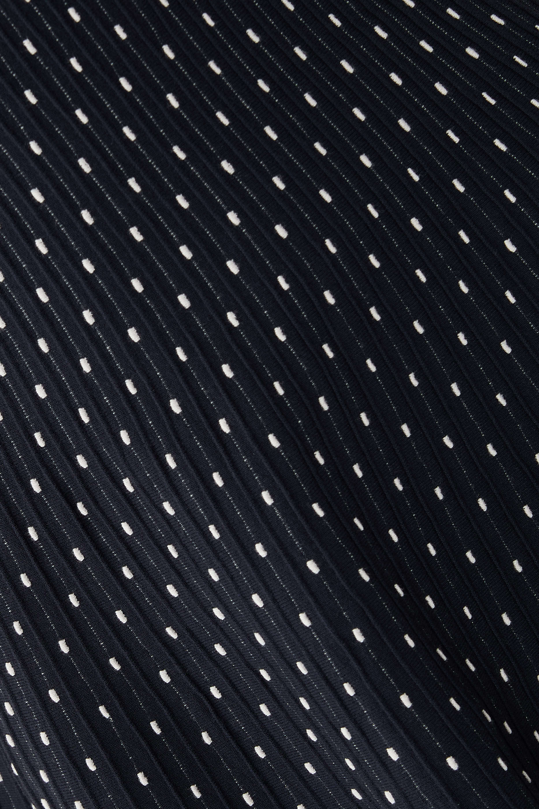 فستان بياقة قارب وتنورة واسعة