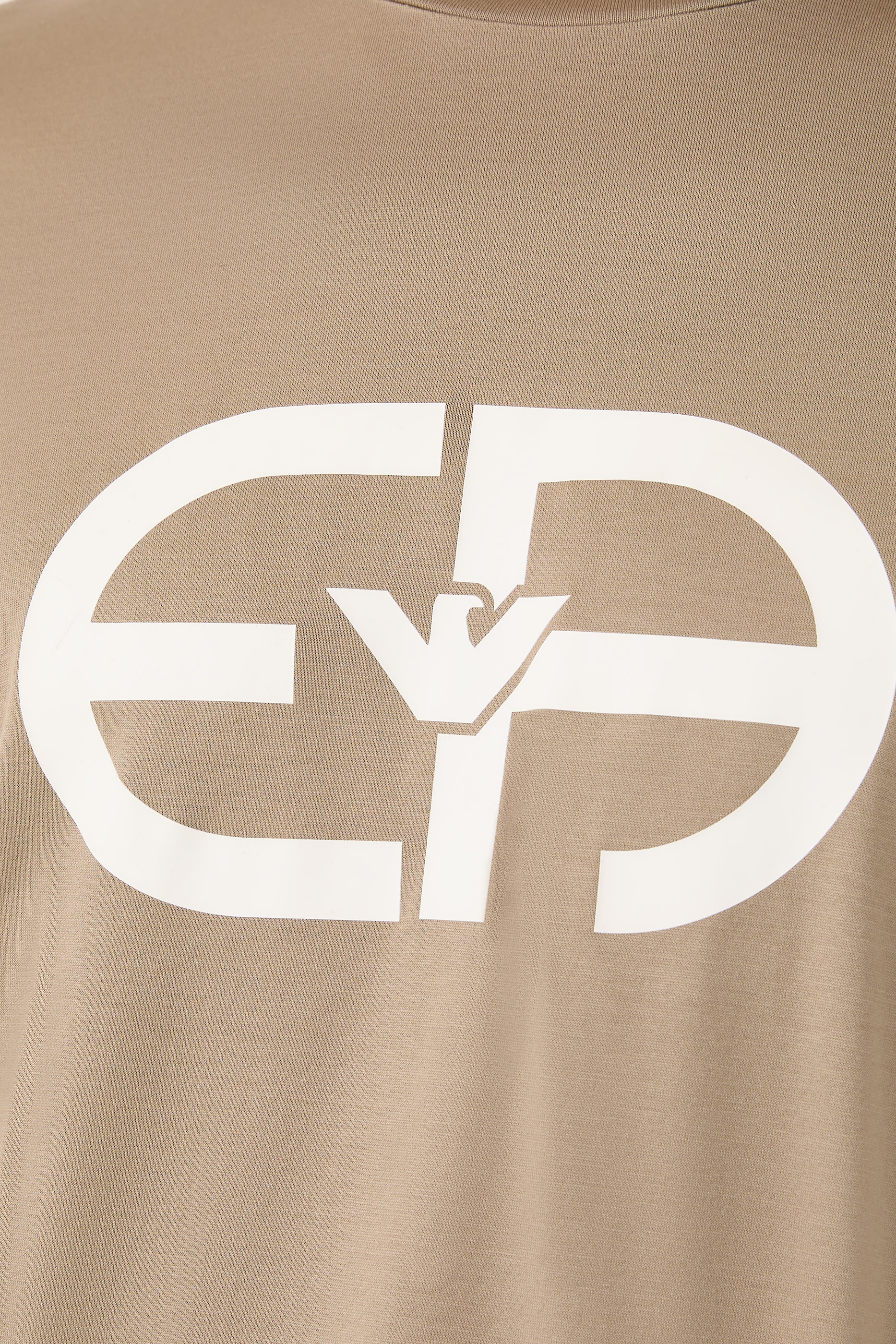 تيشيرت بطبعة شعار الماركة وياقة ضيقة