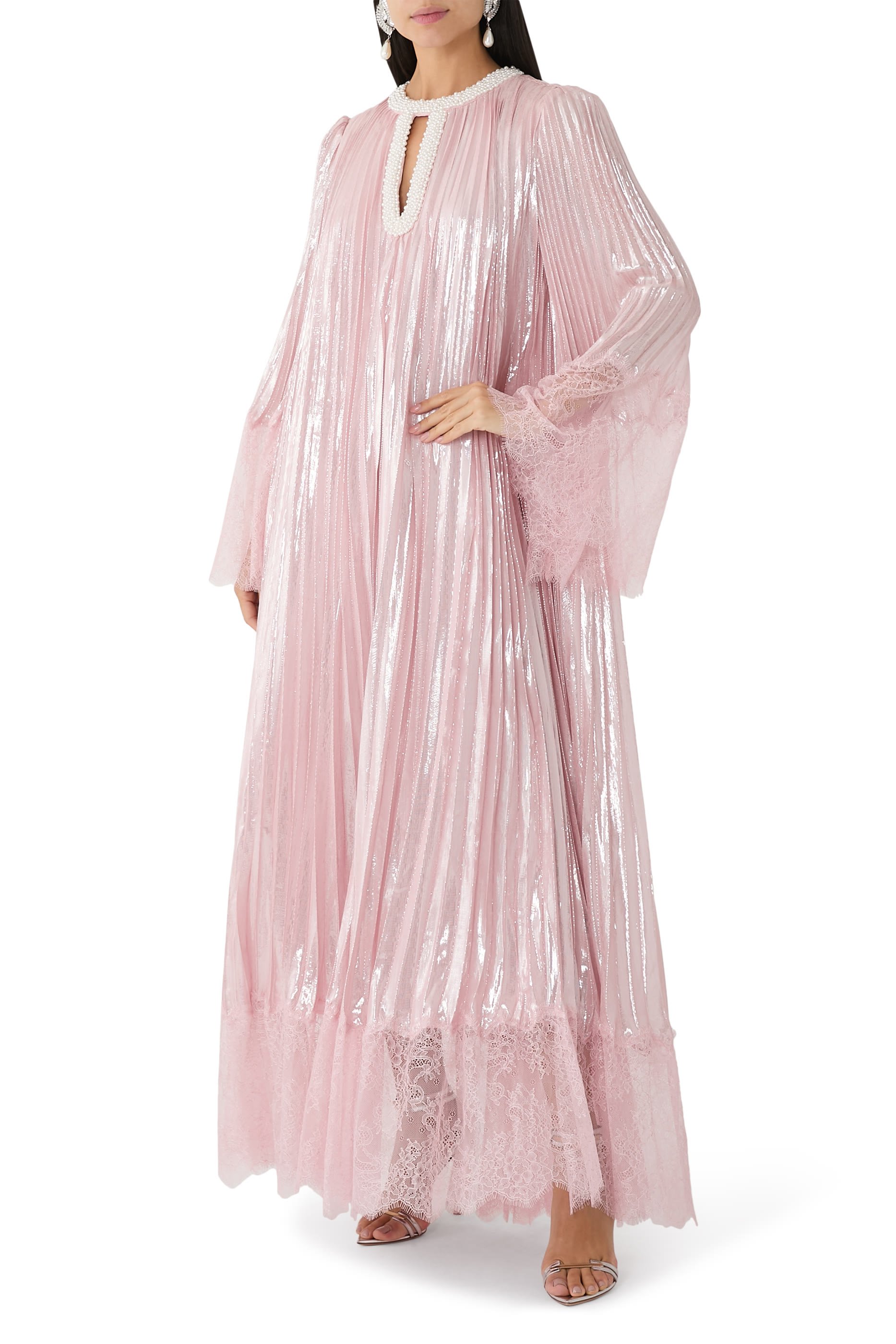 فستان طويل مرصع باللؤلؤ الامع