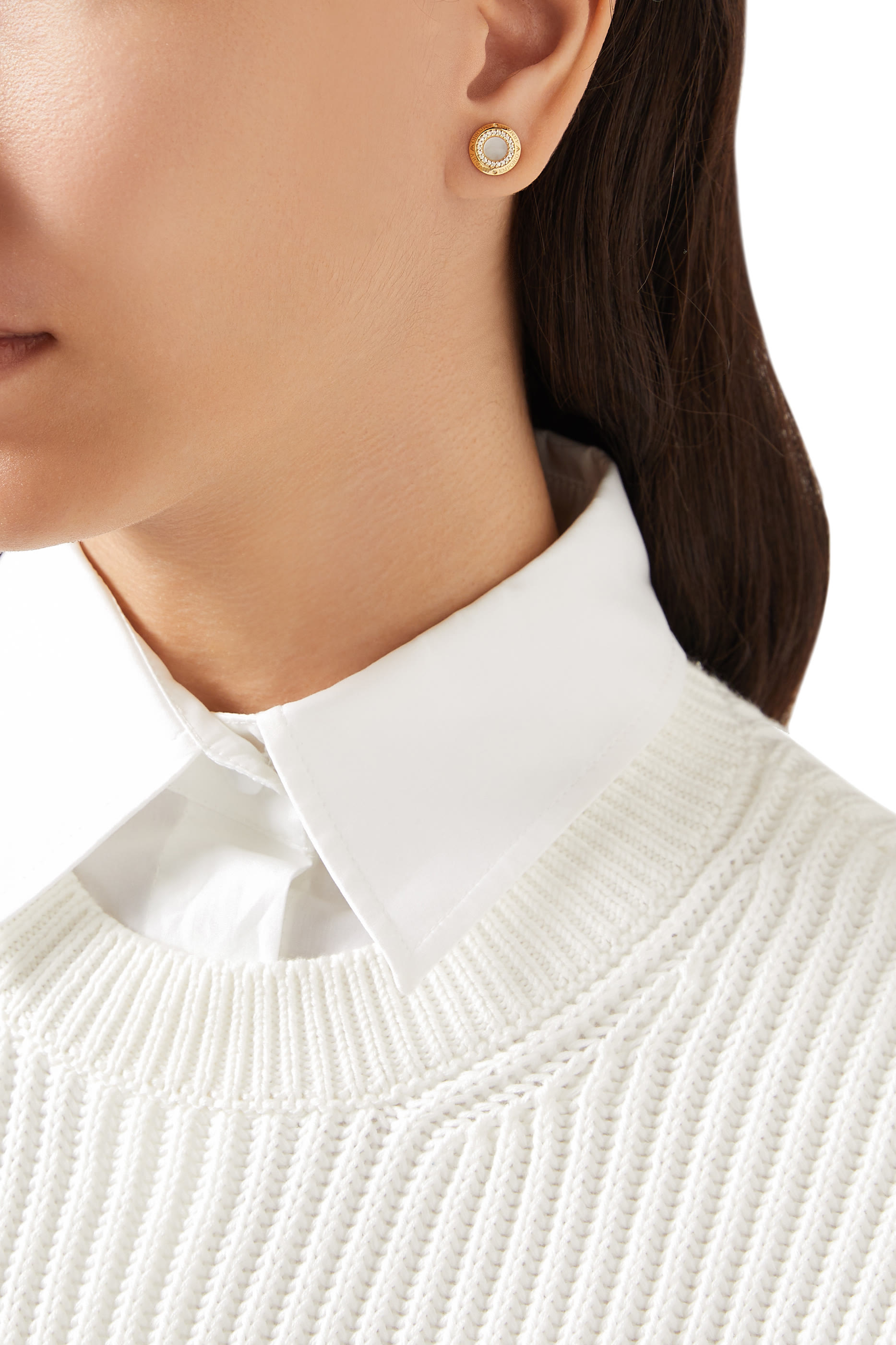 أقراط مرصعة بعرق اللؤلؤ