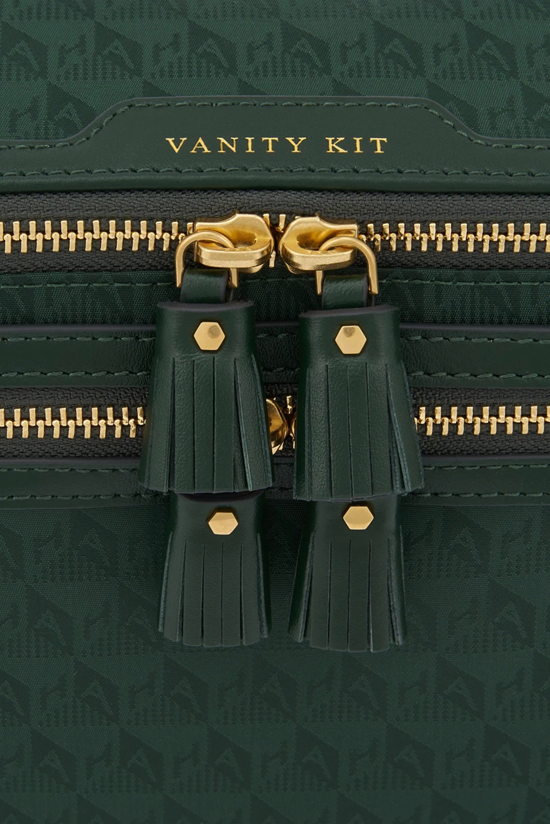 حقيبة بشعار الماركة لمجموعة مستحضرات التجميل