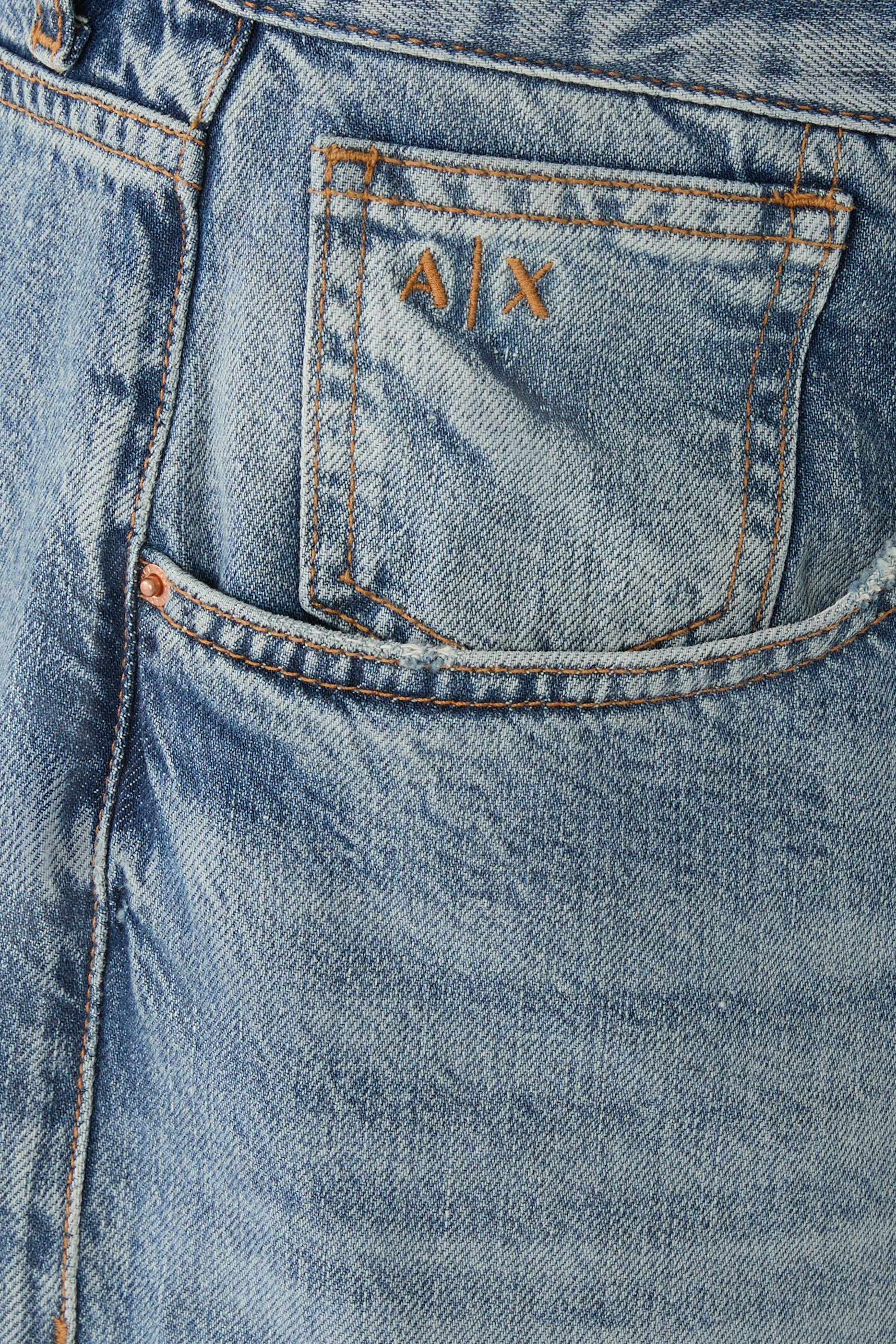 بنطال جينز بقصة فضفاضة تضيق باتجاه الأسفل دنيم