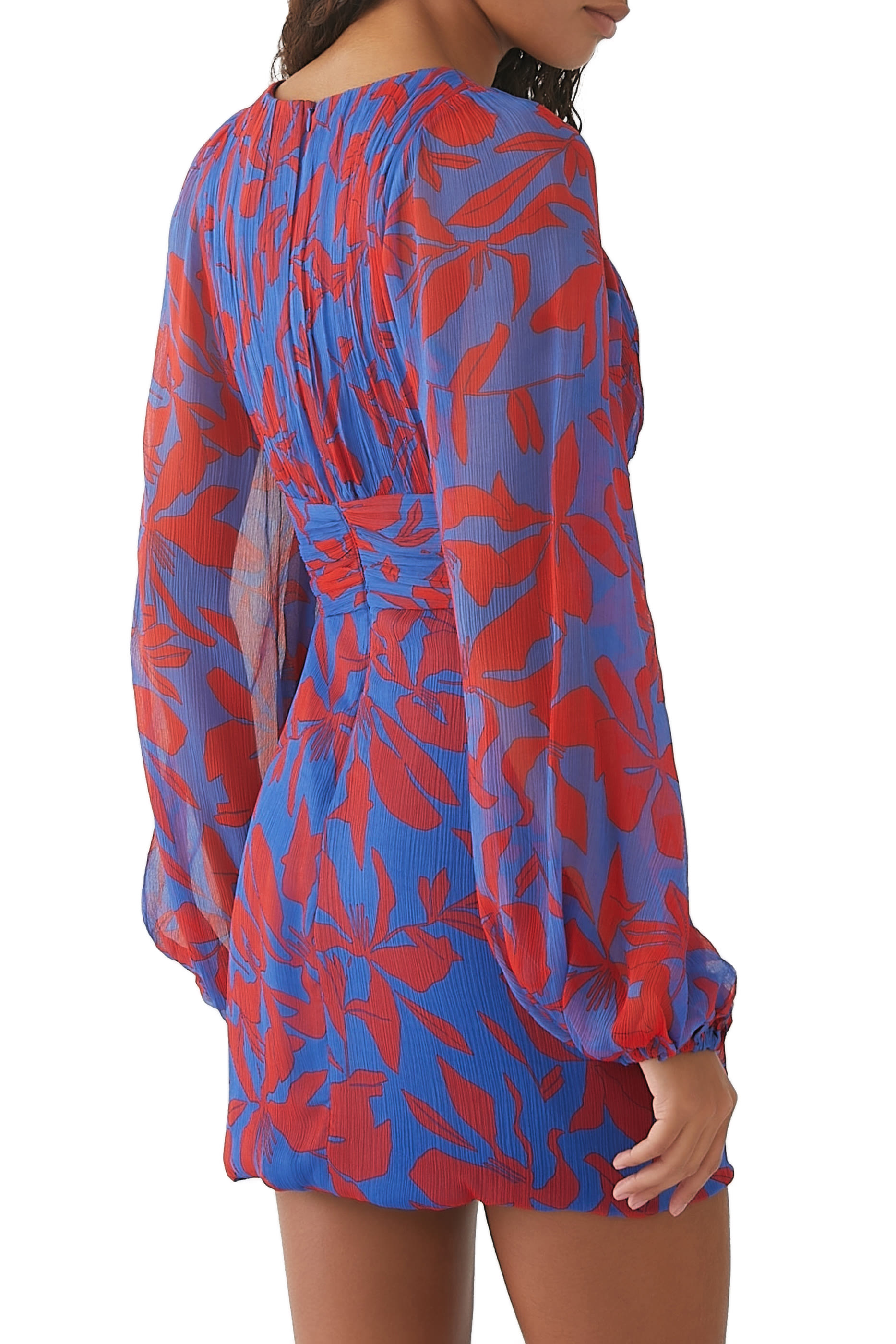 فستان قصير بياقة عميقة وطبعة زهور