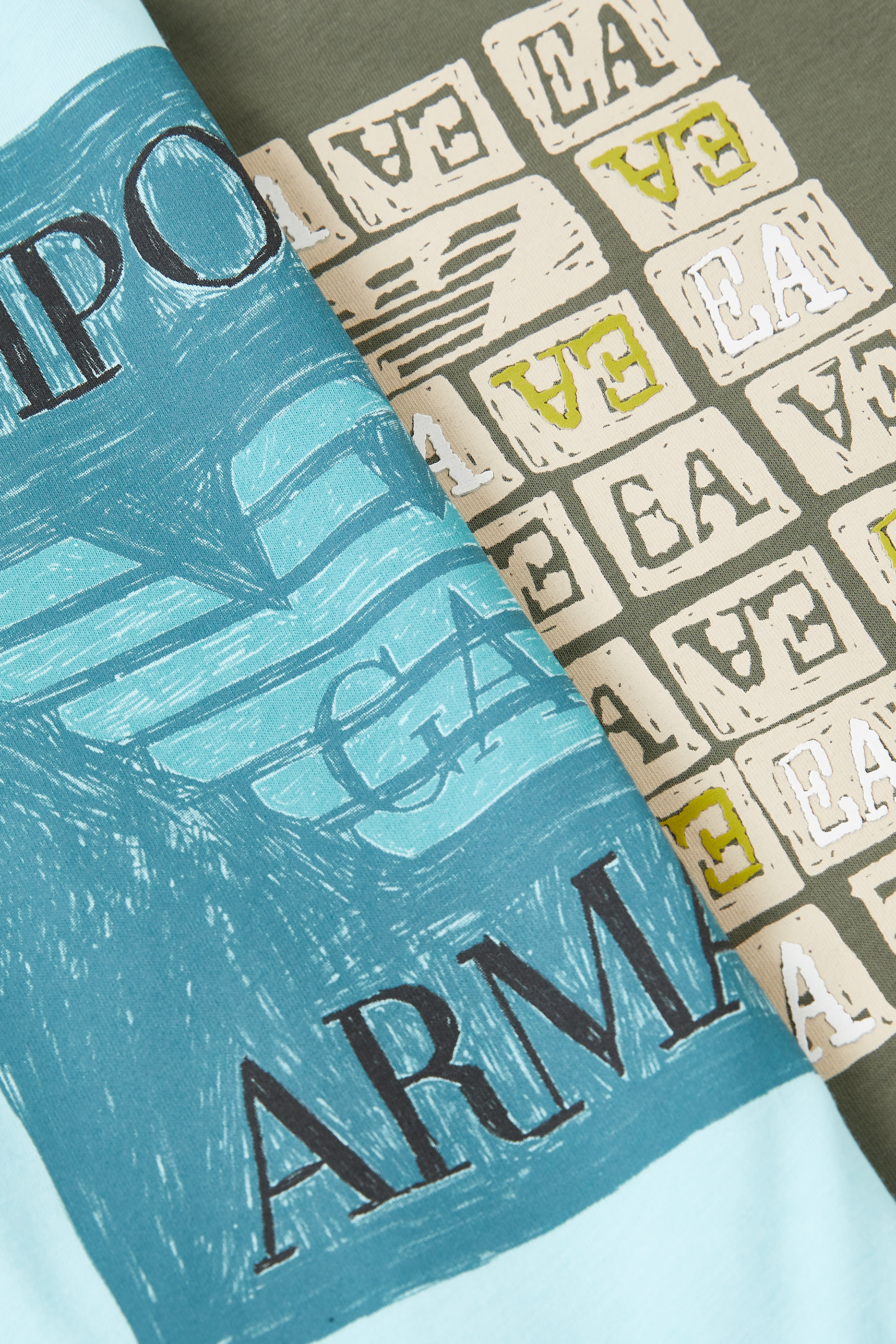 طقم تيشيرت بشعار الماركة للأطفال قطعتين