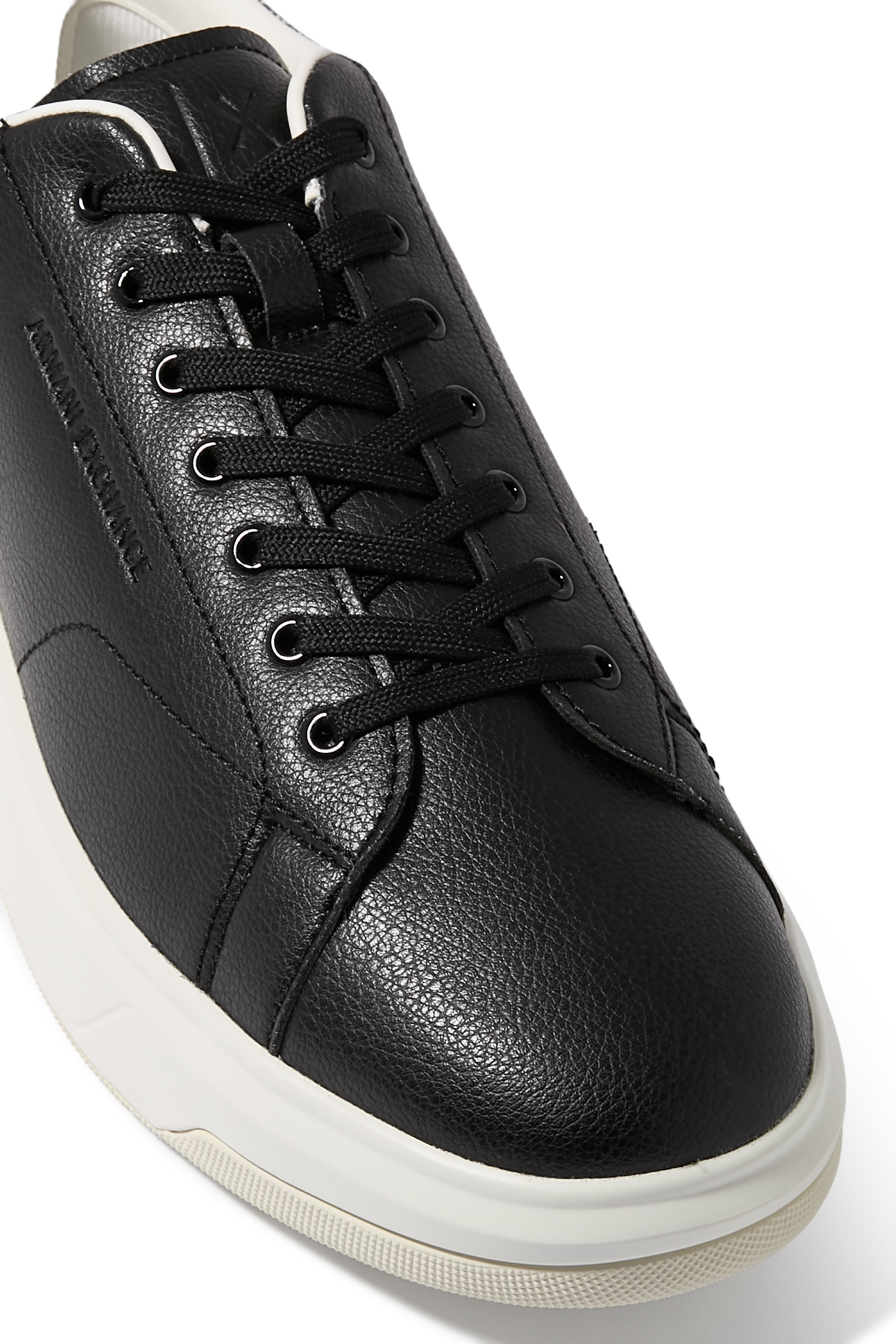 سنيكرز بشعار الماركة على الجانب