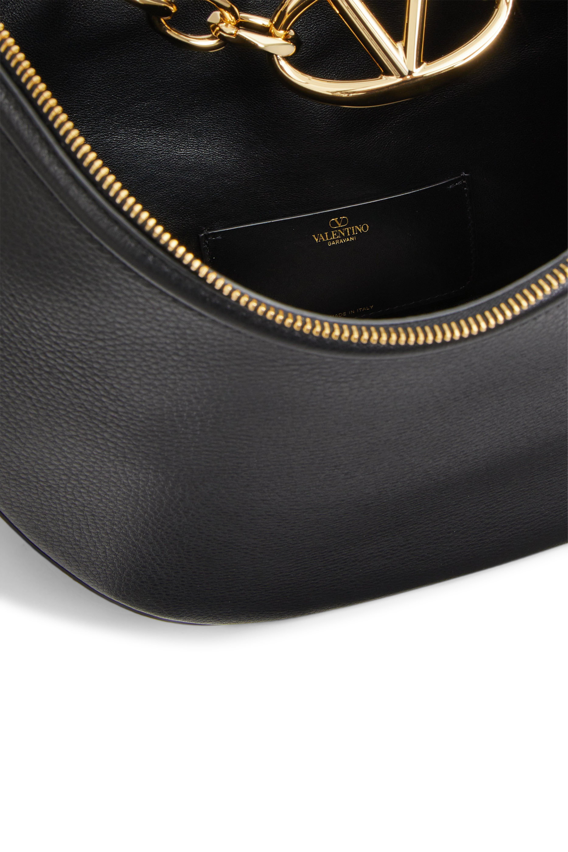 حقيبة كتف متوسطة بتصميم مقوس وحلية شعار V